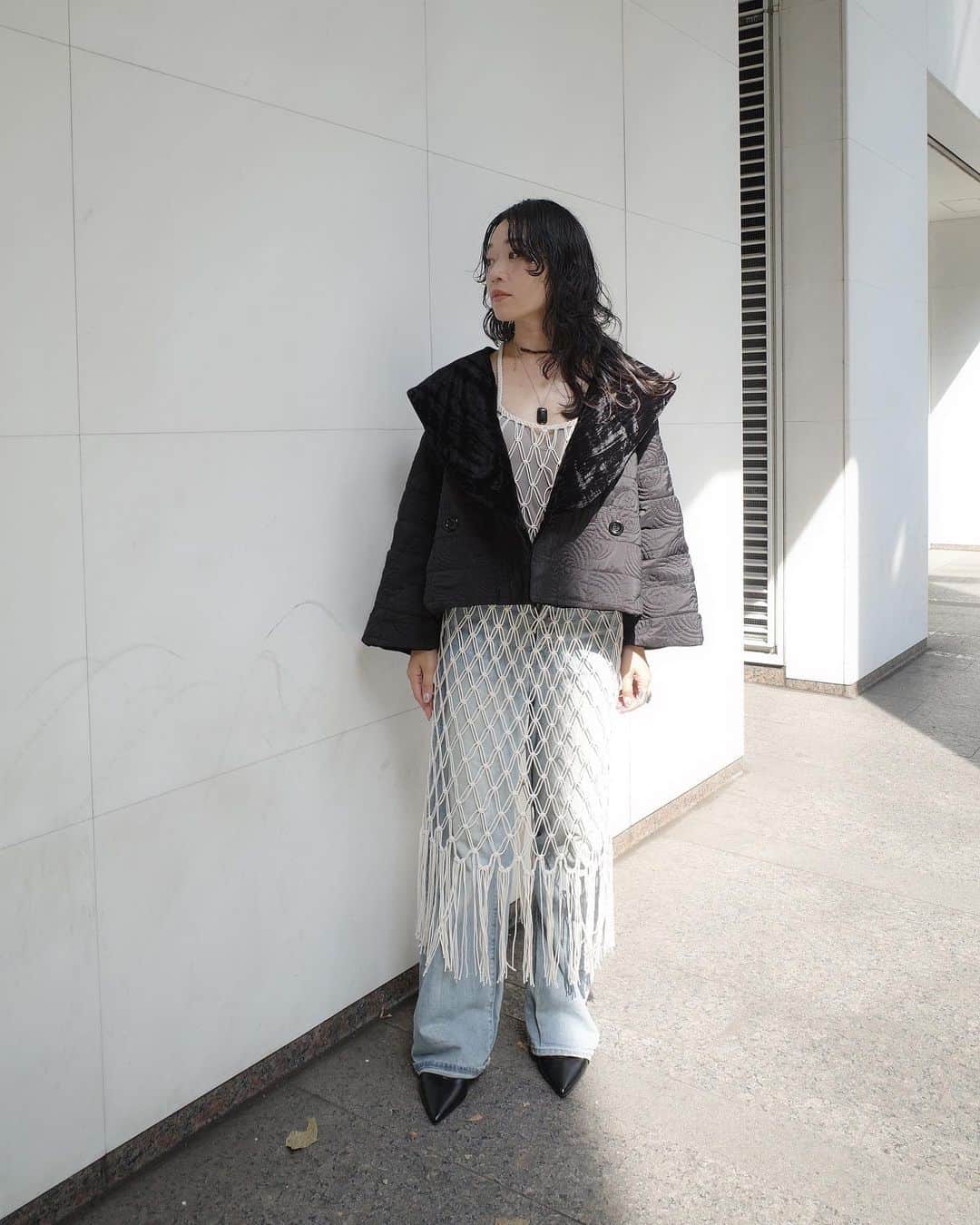 野村仁美のインスタグラム：「今日のふく🧥  +現在開催中のアウター先行予約のキルトコートを羽織ってみました。  ✔︎Reversible Short Coat ショート丈なのでワンピースにも合う✌️ベロアを表にしても可愛くて、中綿キルトがめちゃくちゃ！暖かいです。  まだまだ暑いのですが、先行予約で10%OFF、ルミ10でさらに10%OFFになりお得すぎるのでぜひこの機会に‼︎  そして下に着ていた、 @_josemoon_ のマクラメのメッシュワンピース、 今日みんなに褒められました~長めのフリンジが好みです🧥  今の季節は　@sahara_japon のフリンジシャツと、デニムとの合わせて。早く涼しくなってー🙏」