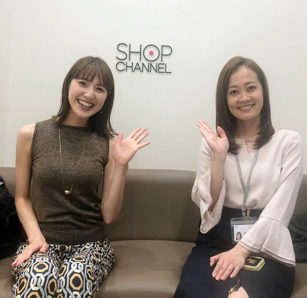 のインスタグラム：「Wさとうゆき😂💓 念願叶って揃いました🙌 今日の #ショップチャンネル 生放送 ご覧いただいた皆さんはレア回です😂 #佐藤有希 キャストとご一緒させていただく ことを今か今かと楽しみにしておりました♪  元々ご縁もあって存じてはいたのですが、 ゆっくりお話したことはなく、 いつかご一緒出来たら良いなぁ〜😍 と思っていたら、、、実現！！ さとうゆきと申します 私もさとうゆきと申します のやり取りで一気に緊張も吹き飛び（笑） お仕事をご一緒するのは初めましてでしたが 楽しくあっという間のオンエアでした📺 間の取り方も話し方も言葉の選び方も大好き🥰穏やかで優しくて丁寧で 時にチャーミングな佐藤キャスト✨ またWさとうゆきで並べるように 頑張ります！！  オンエア後のお疲れのところ、 快くお写真も撮って下さり ありがとうございました💓  #さとうゆき #何人いるかな w #貴重なショットだったので何枚も撮りました 😂📸 #フリーアナウンサー  #佐藤由季」