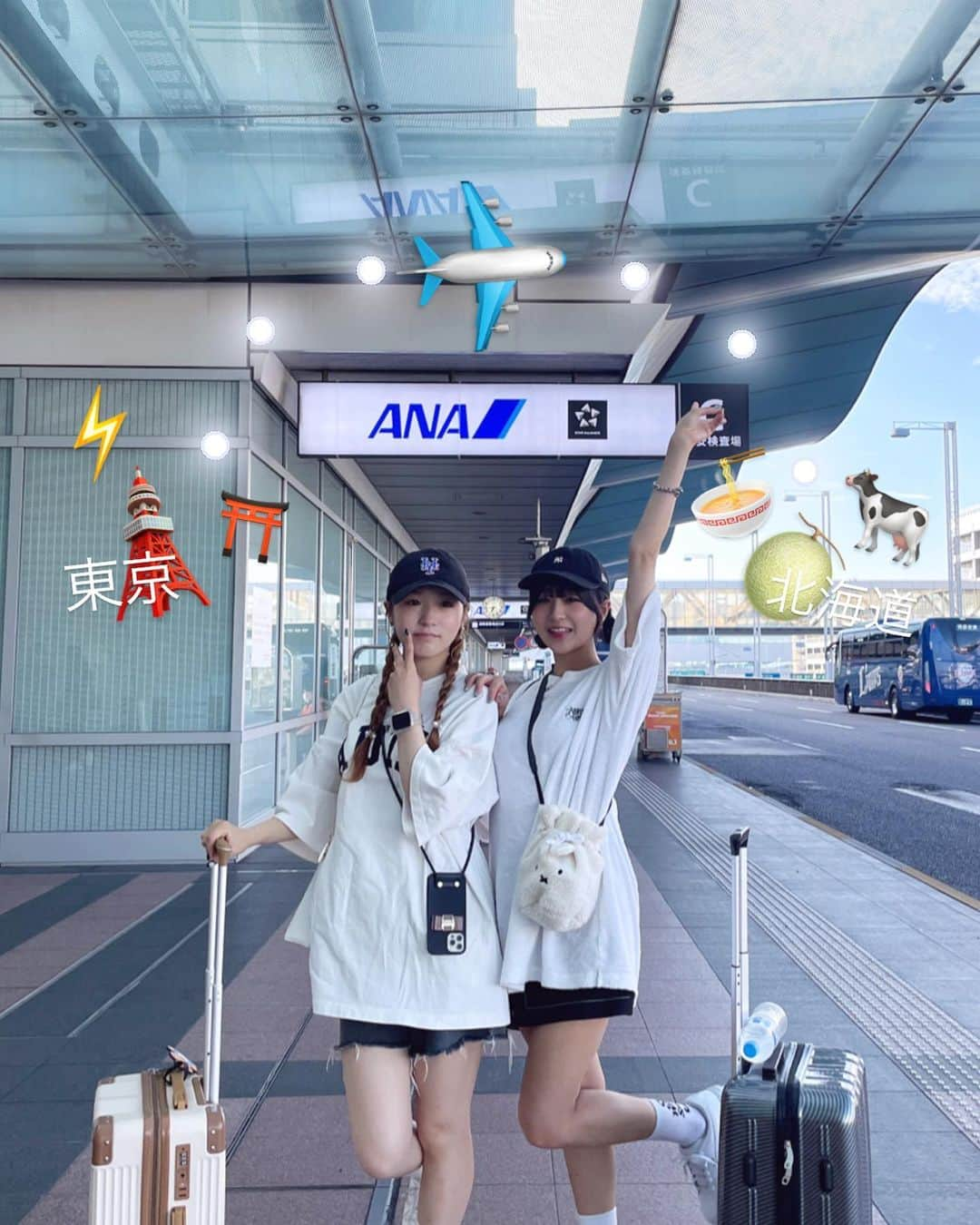 岩間妃南子さんのインスタグラム写真 - (岩間妃南子Instagram)「・ ・ ・ 家族で北海道旅行✈️ 3日でたくさんの場所連れて行ってもらって楽しい時間だった  なんと言っても、母、写真撮るのうますぎる！！！！ いもうとも一緒に写真写ってくれてかわいい♡  #羽田空港 #羽田空港第2ターミナル #旅行コーデ #空港コーデ #空港 #姉妹コーデ #双子コーデ #双子姉妹 #tシャツコーデ」9月15日 19時48分 - hinako.1116