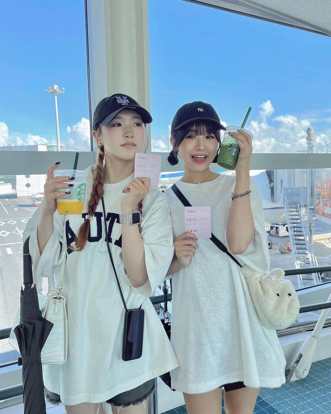 岩間妃南子さんのインスタグラム写真 - (岩間妃南子Instagram)「・ ・ ・ 家族で北海道旅行✈️ 3日でたくさんの場所連れて行ってもらって楽しい時間だった  なんと言っても、母、写真撮るのうますぎる！！！！ いもうとも一緒に写真写ってくれてかわいい♡  #羽田空港 #羽田空港第2ターミナル #旅行コーデ #空港コーデ #空港 #姉妹コーデ #双子コーデ #双子姉妹 #tシャツコーデ」9月15日 19時48分 - hinako.1116