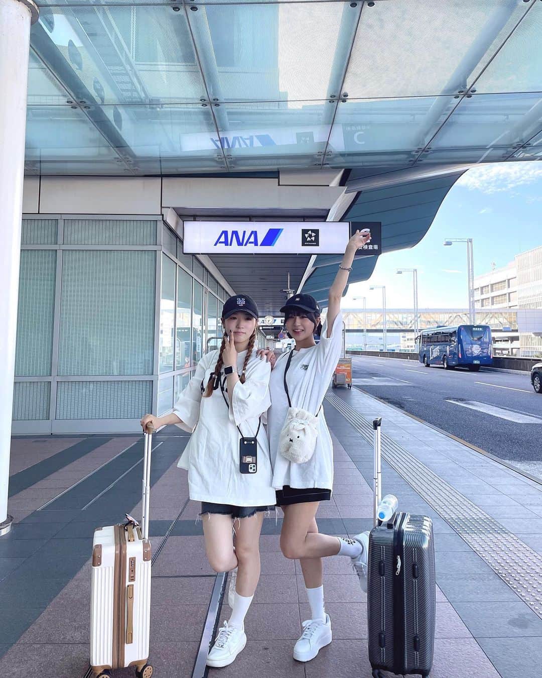 のインスタグラム：「・ ・ ・ 家族で北海道旅行✈️ 3日でたくさんの場所連れて行ってもらって楽しい時間だった  なんと言っても、母、写真撮るのうますぎる！！！！ いもうとも一緒に写真写ってくれてかわいい♡  #羽田空港 #羽田空港第2ターミナル #旅行コーデ #空港コーデ #空港 #姉妹コーデ #双子コーデ #双子姉妹 #tシャツコーデ」