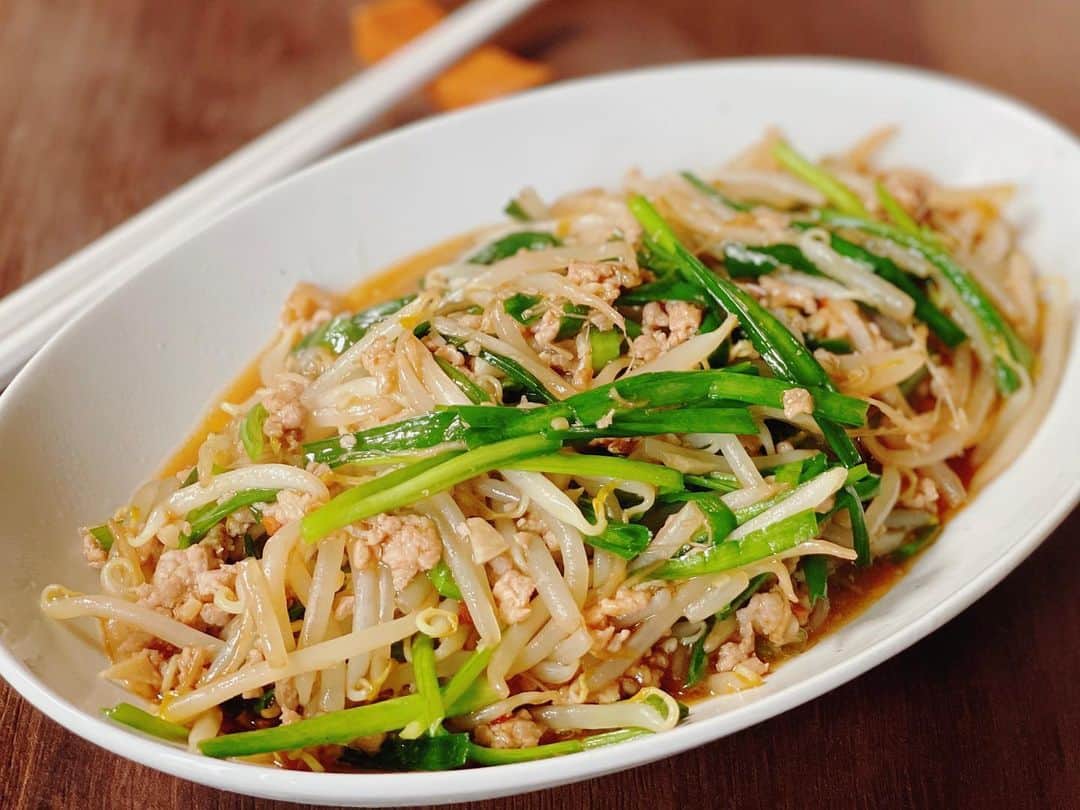 ゆうきのインスタグラム：「もやしと豚ひき肉でコスパ抜群 ボリュームおかず！ 麻婆ニラもやし👍 もやしもニラもシャキシャキおいしいです👌 熱々をご飯にかけて、丼にするのも◎！  ✏︎レシピ⬇︎ 〜麻婆ニラもやし〜 【材料（2人分）】 ・豚ひき肉……120g ・もやし……1袋  ・ニラ……1束 → 3cm幅に切る a.トウバンジャン……小さじ1杯 a.にんにく……1かけ a.しょうが……1かけ a.ごま油……大さじ1杯 b.オイスターソース……小さじ2.5杯 b.しょうゆ……小さじ1杯 b.本みりん……小さじ1杯 b.水……100cc c.片栗粉……小さじ2杯 c.水……小さじ2杯  【作り方】 1. フライパンに（a）を入れて中火にかけ炒める。香りがたったら豚ひき肉を入れて炒める。火が通ったら、もやしを加えてさっと炒め合わせ（b）を加えて強火にする。  2. 煮立ったら中火で1分ほど加熱し、ニラも加えてさっと混ぜる。弱火にして（c）の水溶き片栗粉を回しかけて混ぜる。とろみがついたら強火にして、30秒ほどしっかり加熱して完成。  #おうちごはん#晩ごはん#夜ご飯#夕食#献立#レシピ#簡単レシピ#おうち居酒屋#おつまみ#マカロニメイト#晩酌#フーディーテーブル#おかず#もやし #dinner#japanesefood#foodpic」