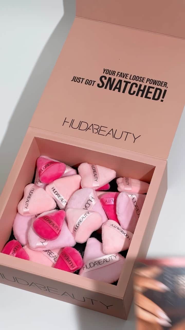 Huda Kattanのインスタグラム：「Who wants one of these boxes? 🙋🏽‍♀️ Unboxing your soon-to-be makeup BFF: Easy Bake And Snatch Pressed Powder! 💥  You guys love our Easy Bake Loose Setting Powder so much, so we knew we had to whip up the ultimate compact companion for when you need to snatch in a hurry & for quick touch-ups on the go! 🏃‍♀️✨   🌍 AVAILABLE GLOBALLY 09.19 🌎  #easybakeandsnatch」