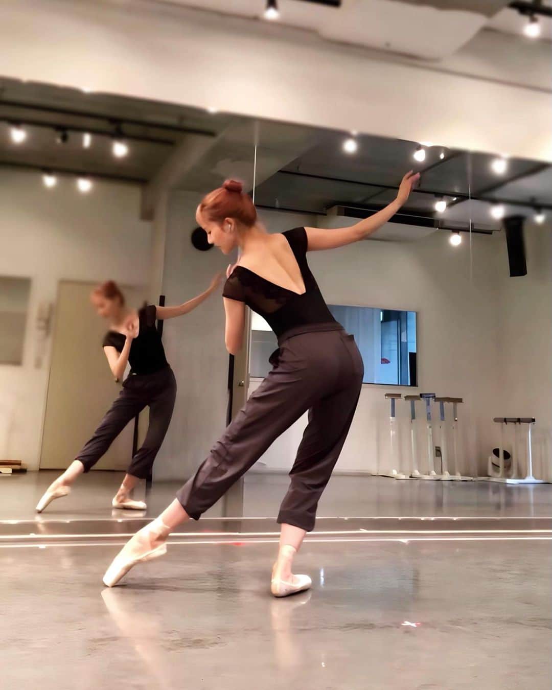 今西由記（ゆきぴ）のインスタグラム：「脚どこに出てるんや問題🫨💭  #ballet #balletdancer #自主練」