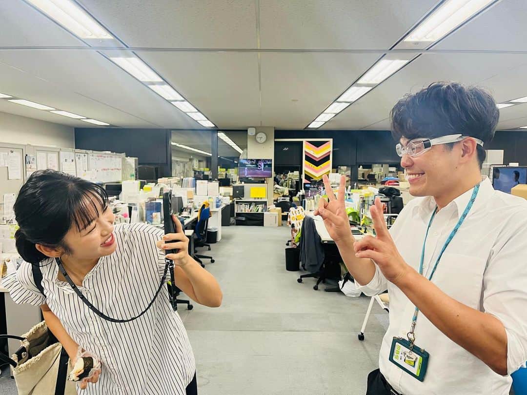 MBSアナウンサー公式のインスタグラム：「🍺 ㊗️阪神優勝‼️  ビールかけの取材に 向かう前の三ツ廣アナです。  目を守るためのゴーグルを 試着したのですが、 その仕上がりに 海渡アナは大喜び。 大笑いしながら 写真を撮っています。  結局本番は ゴーグルをつけずに リポートしたそうです。  なんじゃそれ！ そして、ニヤけてるな！  #アナウンサー #ニヤケのミツ #阪神優勝おめでとう」