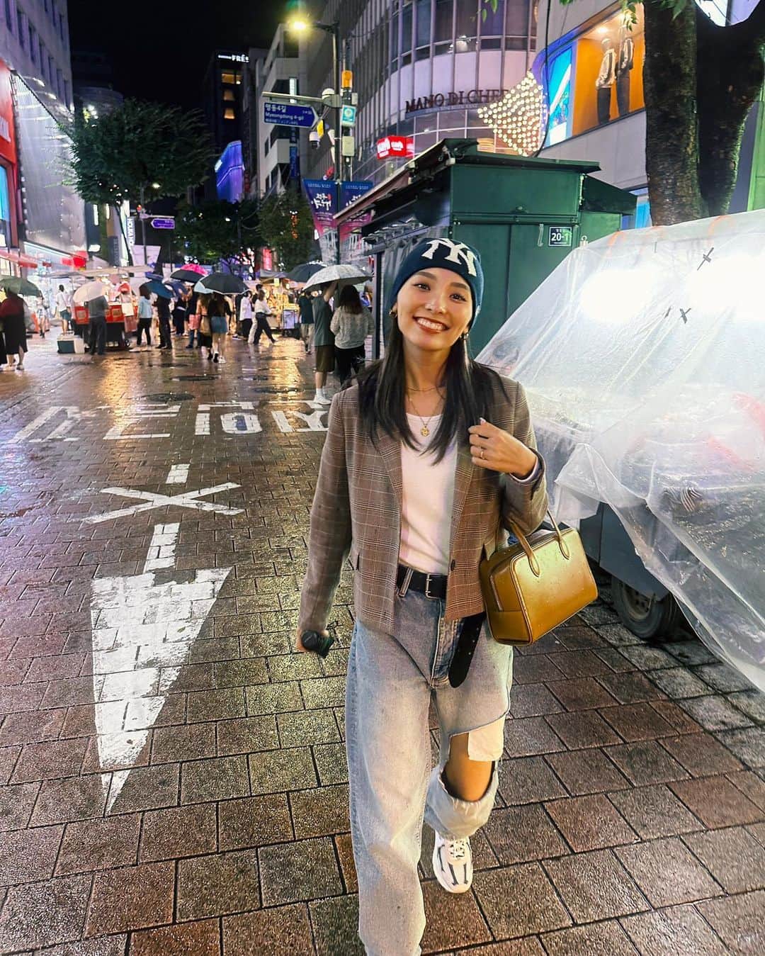 KANAMIのインスタグラム：「・ KOREA🇰🇷  @toutyest さんにご招待いただいて 店舗遊びに行ってきた🤍 ちょうどいいサイズ感でオールシーズン使える👜  韓国での購入品も載せてるから スライドしてみてね🫰🏽  @matinkim_magazine が最高に可愛すぎた🥹🫧 次も絶対また行く🥰  #korea #歩きまくる旅 #たくさん食べて大満足 #またすぐ行く」