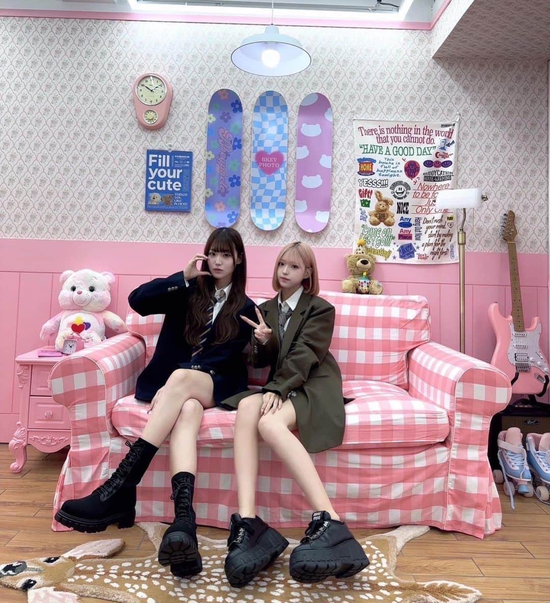 のインスタグラム：「. 新大久保にあるビキフォト撮ってきた💖  韓国のプリが撮れちゃうんだけど、もうどこを見ても可愛くてテンション爆アゲでした😂 制服を着てアイドル気分を味わえたり、 ヘアアイロン.ドライヤーも置いてあるの!! 有り難すぎぃ😮‍💨❤️ それだけじゃなくて、わたしもだいっっすきなTIRTIRのコスメも無料で使える、、！ 女の子の味方すぎる💄💋  色んなコンセプトで撮れるし、フォトゾーン以外もオシャレで今どきで可愛い連呼だった、、 また行きたい👩🏻‍❤️‍💋‍👩🏻🤍 . . . #bkeyphoto #ビキフォト #韓国プリクラ #pr」