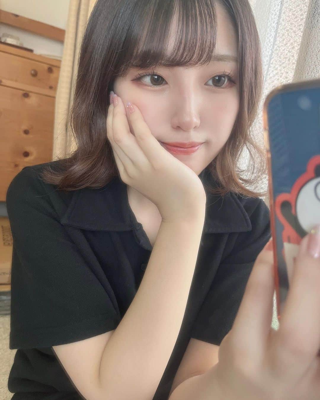 郷杏樹のインスタグラム：「最近髪の毛の悩みがあって(完全に直ったらbeforeの写真見せるね)色んなシャンプー試してるんだけど、最近新入りが来たので紹介します🧴  全国のマツキヨ・ココカラファインで買えるMQURE🫧  個人的にハーブの香りがすきポイント🌿 髪の毛が潤う感じでしっとりしてくれて今のところ良い感じです...!!  #MQURE #PR #シャンプー #ボブ #ボブヘアー」