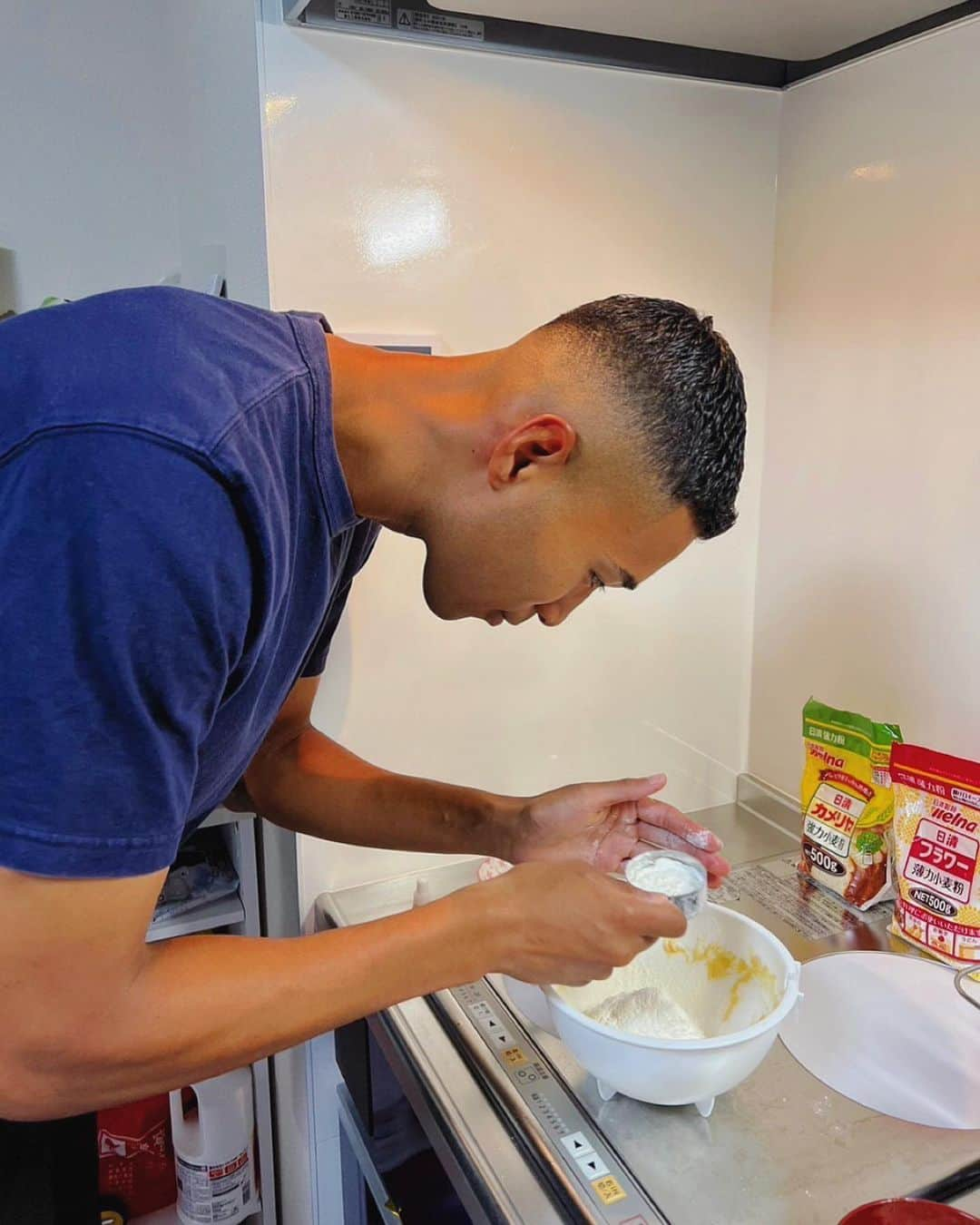 澤井一希のインスタグラム：「初めてのオフ会のために初めてのクッキー作りにチャレンジしました👨🏾‍🍳🍪 (最後に皆さんにお渡ししました！笑)  絶対に失敗したくなかったのでめちゃくちゃ真剣😂 でも凄く楽しくてあっという間の完成でした👏🏾✨  どうか美味しく頂けてますように🤣🙏🏾  #手作りクッキー #チョコチップクッキー #初挑戦 #料理男子  #パリコレ #モデル #俳優 #澤井一希 #人生を笑ってサバイブするオトコ  #ウントコの民」