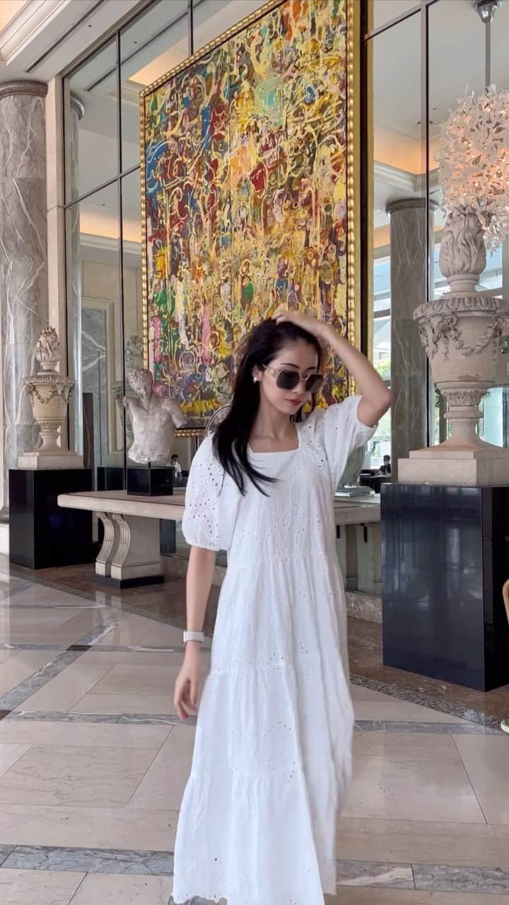 葉月蓮のインスタグラム：「🤍🤍🤍 @versace 🕶️ @styledeli_official 👗 @dianashoespress 👢」