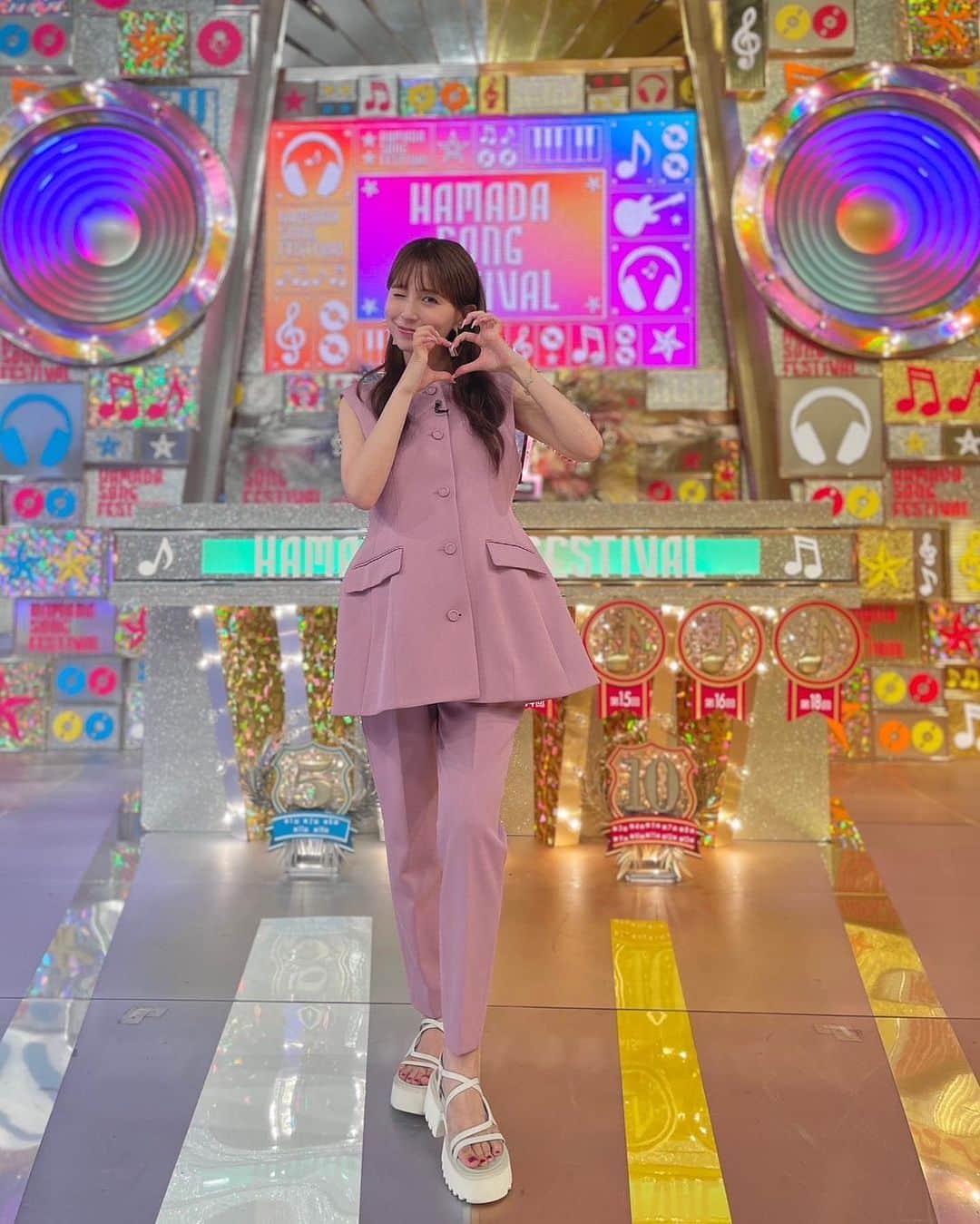 May J.のインスタグラム：「今日も「ハマダ歌謡祭」出演しています💓🫶 今日金曜日だということに今気づいて、告知が遅くなってしまってごめんね😅 見逃しちゃった人はTVerでも見れるよ〜📺 最近は新曲「Spread Love」のハートポーズ多めです🫶 まだ聴いてない人は是非チェックしてね🎵 TikTokでも振り付けの動画をあげてるから、是非踊ってみてね🫶  #ハマダ歌謡祭」