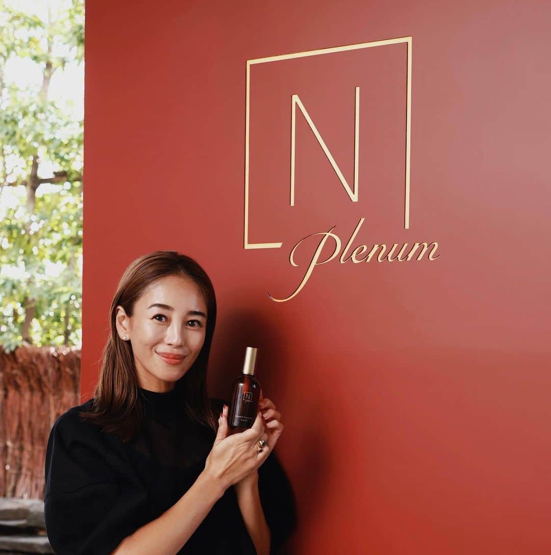 大桑マイミのインスタグラム：「自然とサイエンスを融合したライフスタイルビューティブランドの「N organic」から 大人の5大悩みにアプローチしてくれる最高峰*シリーズ「N organic Plenum」がデビュー！  新作発表会へいってまいりました。   シワなど、エイジングサインを引き起こすと言われる 「菲薄化」に注目。 N organic Plenum リンクルダイレクト エッセンスでは有効成分ナイアシンアミドが配合。   会場では実際試すことができ、素晴らしい成分へのこだわりN organic plenumができるまでのお話しをお伺いし、成分であるざくろやアロニアのスイーツやドリンクをいただき、心豊かな時間を過ごしました。   ローション、クリーム、エッセンスの3品  プレミアムなスキンケアができちゃいます。  簡潔して言うと、 こちら間違いなく最高に良いです。  私のお気に入りは、ローション  美容液のよう濃厚なとろみがあり肌に触れると膜が崩れる感じ。すーっと馴染む。艶々。 お肌が穏やかになるから心も穏やかになる。  香りも素晴らしくリラックスタイムに。  スキンケアの時間が自分らしさを取り戻してくれる大切な時間になります。そこに優しくよりそってくれる N organic plenum です。   *N organicスキンケアライン成分数比較  @norganic_official  #NorganicPlenum  #プレナム  #Norganic  #最高峰シリーズ  #スキンケア」