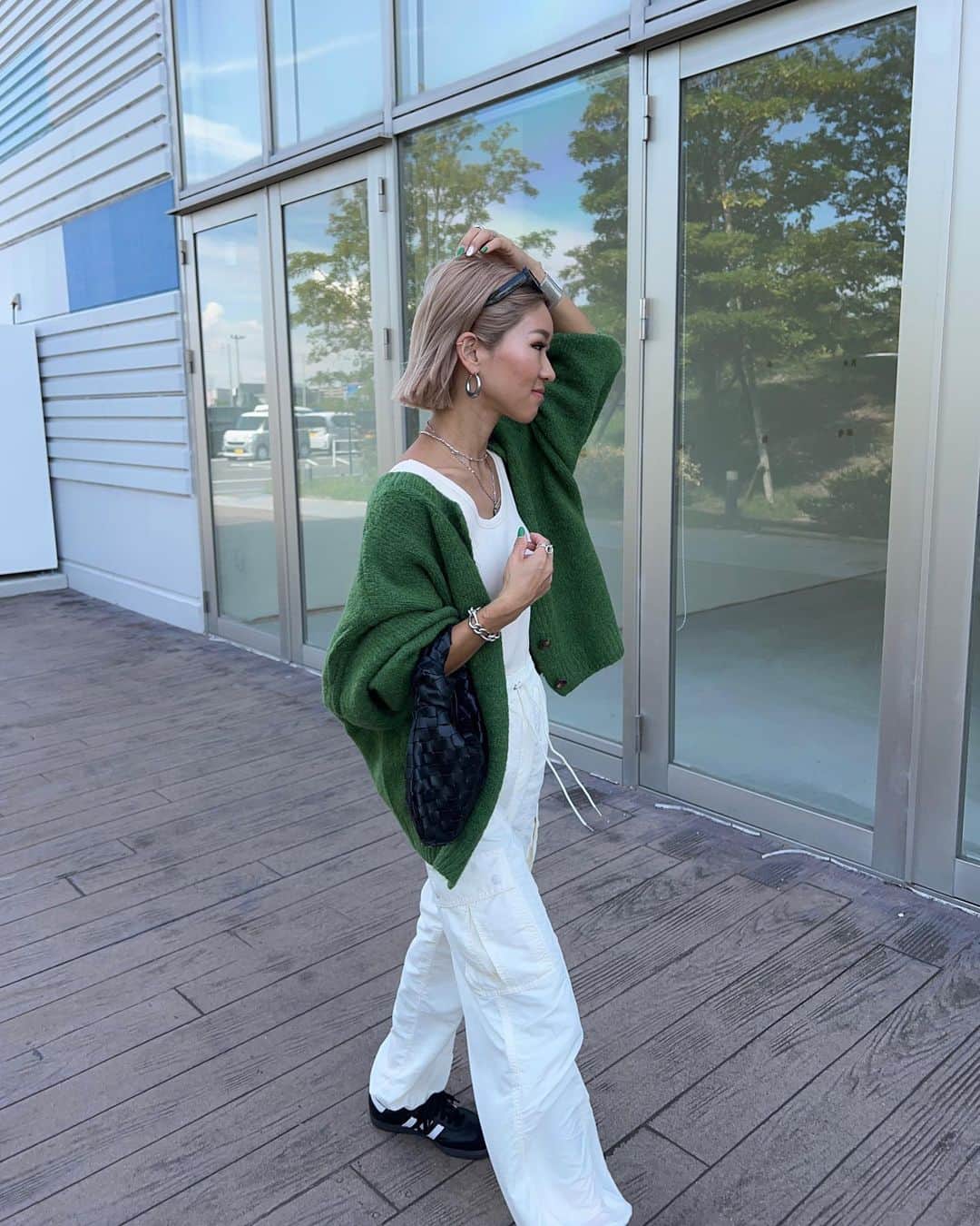 annaのインスタグラム：「.  グリーンニットカーデ💚💚 まだまだあっついけど可愛い🧶 今日は肩掛けコーデでした🫶 @__segur.__   7年ぶりに食べたであろう ちゃんぽんが美味しくて 画像選んでたらヨダレ出てきた🤤笑  cardigan ⋆ @__segur.__  tops ⋆ @searoomlynn_official  pants ⋆ @laguagem  shoes ⋆ @adidasoriginals   #秋コーデ#ニットカーディガン#大人カジュアルコーデ#カジュアルコーデ#158cmコーデ#骨格ナチュラルコーデ#きょこ#30代ファッション#30代コーデ」