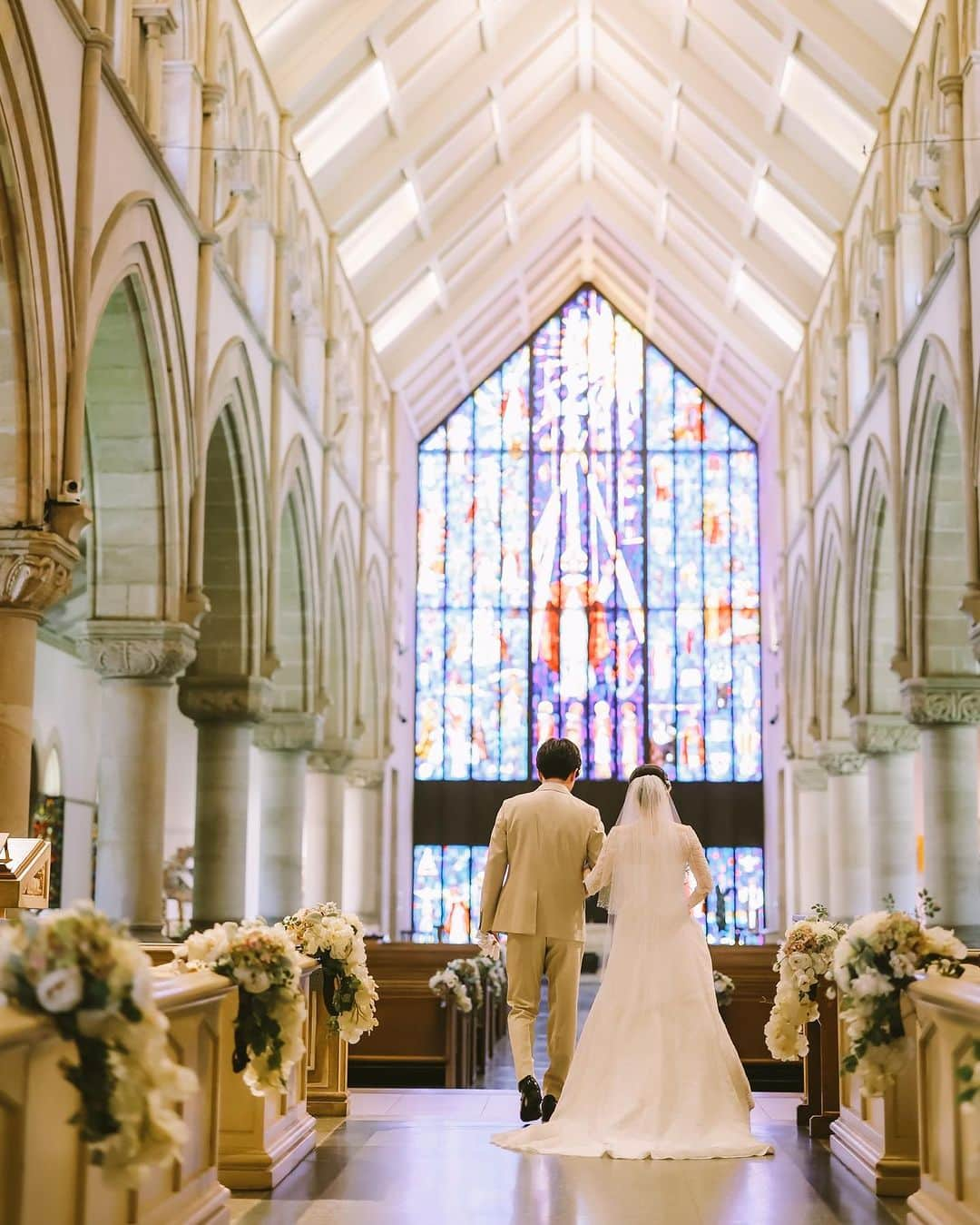 クチュールナオコウエディングのインスタグラム：「. お客様Wedding Photo𓂃 𓈒𓏸  今年5月に挙式をされた 素敵なカップル様のお写真をご紹介します。  ハワイ・オアフ島で 時を越えて人々に愛され続けるセント・アンドリュース大聖堂。  荘厳な空気に包まれた挙式は、 生涯の思い出に。  たくさんのフォトスポットがあるのが特徴で 重厚感のある教会と 自然光がたっぷりの中庭や回廊とではまた違った雰囲気を楽しめます。  フォトグラファー指名も承っておりますので 気になった方はぜひお問い合わせください✨  ⛪️ St.Andrew’s Cathedral Church 📸 @kazuyakajita   キャンペーン詳細・資料請求・来店予約・オンライン予約は、@couturenaoco_resortwedding プロフィールのHP🔗から ⁡ ハワイの今、渡航状況、リゾートウエディングの費用、その他気になることなど、お気軽にご相談ください。 おふたりのハワイウエディングを全力でサポートいたします！ ⁡ ＝＝COUTURE NAOCO SALON＝＝   銀座本店・札幌店・仙台店・名古屋店  京都店・心斎橋店・神戸店・福岡店  ◇全国対応オンライン相談も受付◇ ⁡ ＝＝＝＝＝＝＝＝＝＝＝＝＝＝＝＝＝ ⁡ ⁡ @couturenaoco_resortwedding をフォロー＆ #クチュールナオコウェディング をつけて投稿してくださいね。 このアカウントでリグラムさせて頂きます。 ⁡ ⁡ #couturenaoco #クチュールナオコ #couturenaocowedding #クチュールナオコウェディング #naocoweddingstory #ナオコウェディングストーリー ⁡ #ハワイウェディング #ハワイ挙式 #ハワイ婚 #セントアンドリュース大聖堂 #チャペルウェディング #リゾートウェディング #リゾート結婚式 #海外挙式 #リゾート挙式 #ガーデンパーティー #ウェディングフォト #ウェディングドレス #アイネスヴィラノッツェワイキキレイア #セントアンドリュースカテドラル教会 #オーシャンスイートワイキキ #ハワイレセプション #2023婚 #2023ハワイ婚 #結婚式準備 #式場探し #プレ花嫁 #プレ花嫁さんと繋がりたい」