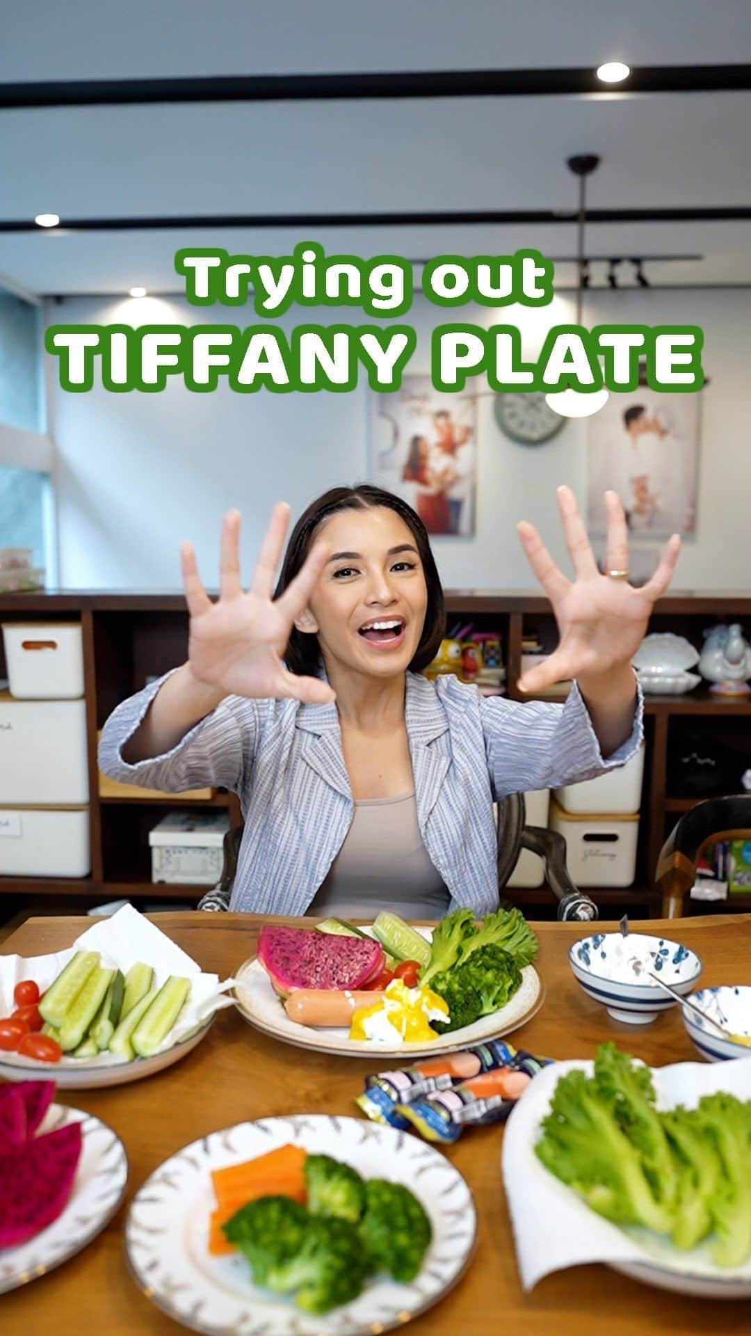 チェルシー・オリビアのインスタグラム：「Gara-gara liat Tiffany Plate lagi viral langsung mau cobain juga ahh 😂   Jadi Tiffany Plate itu makanan diet yang menggunakan sayuran mentah, buah naga, ricotta cheese, mustard dan sosis Hmm kira-kira gimana rasanya yahh.. 😆  #Tiffanyplate #Sosistiffanyplate」