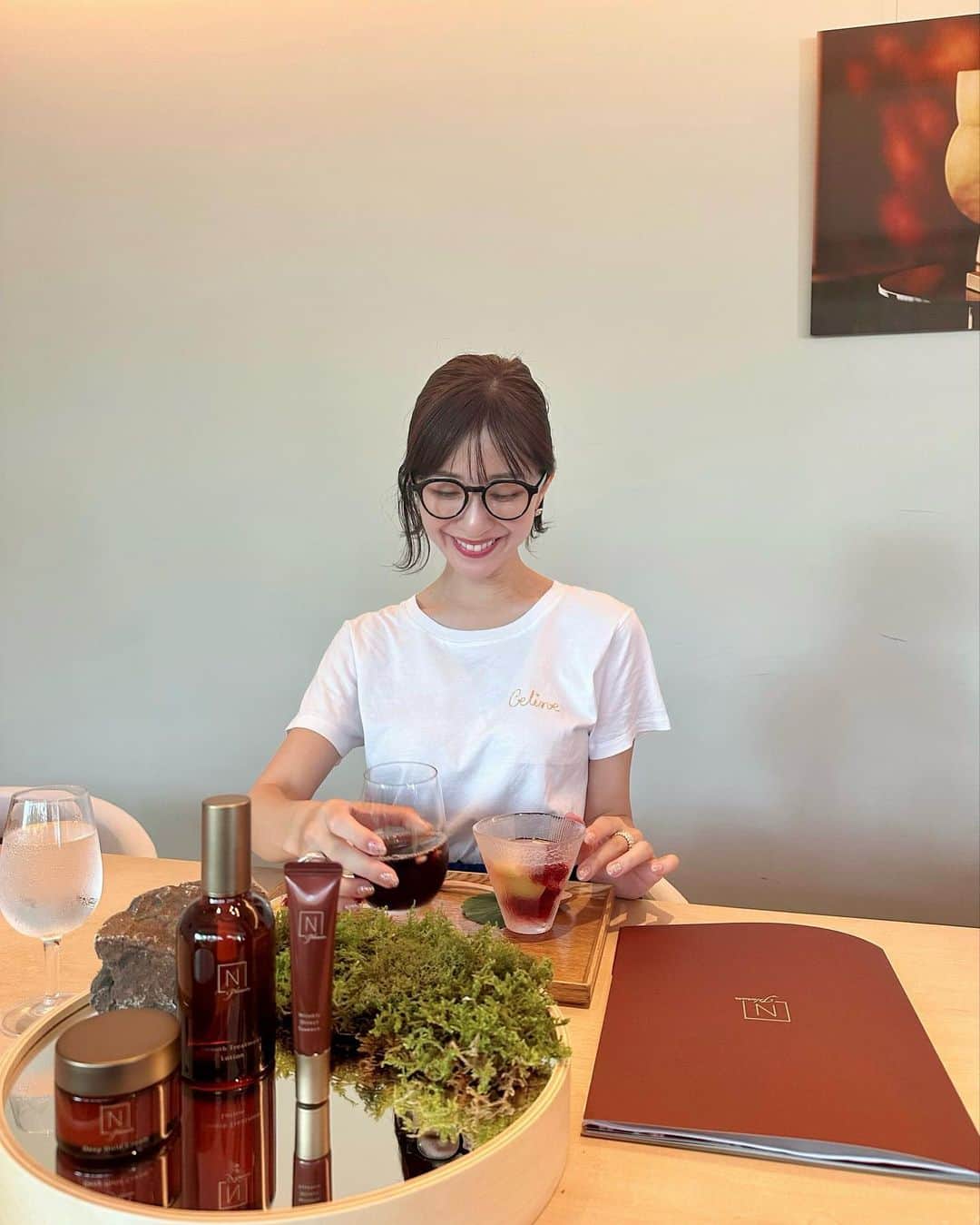 水野佐彩のインスタグラム：「・ 自然とサイエンスを融合した  ライフスタイルビューティブランドの  「N organic」から 最高峰(*1)シリーズ「N organic Plenum」のローンチイベントへ❣️    シワなど  エイジングサインを引き起こすと言われる  "菲薄化"に着目しているとのこと。  皮膚が薄い目元は顕著にあらわれるよね。    有効成分ナイアシンアミドを配合している  N organic Plenum リンクルダイレクト エッセンスで しっかりケアしたい✨✨    お気に入りのローションは  美容液のようなとろみがありますが  肌馴染みがとても良くて✨ テクスチャーも気に入りました🤍    スーパーフルーツと言われている  アロニアが含まれているよ♡ ベルガモットやゼラニウムの香りが    本当にリラックスタイムによさそう！ ディープホールド クリームも  こっくり濃厚なのにベタつかなくて。  これはここから乾燥していく季節  しっかり使っていきたいです〜☺️❣️    @norganic_official  *N organicスキンケアライン成分数比較  #NorganicPlenum #プレナム #Norganic #最高峰シリーズ #スキンケア」