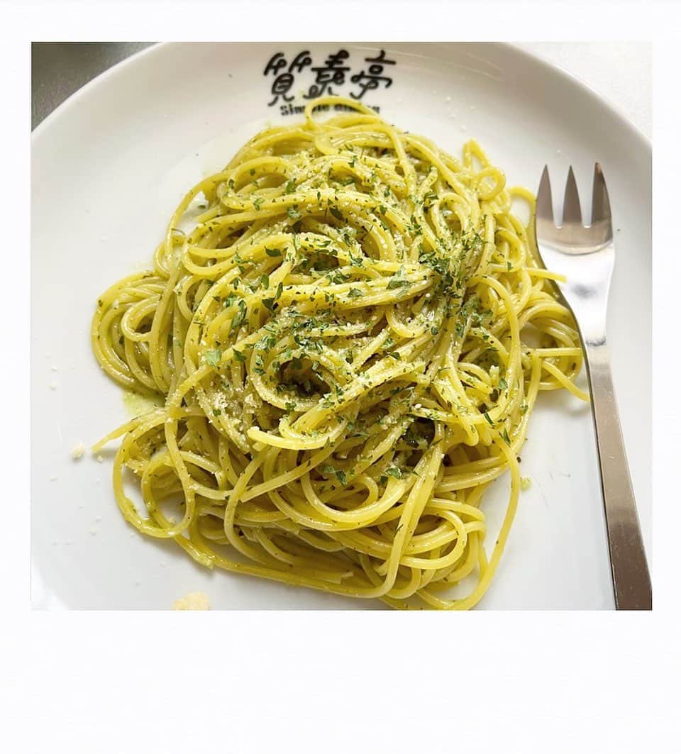 かせきさいだぁのインスタグラム：「本日の質素亭、『ハチ食品 バジル』を使ったジェノベーゼ❤️ジェノベーゼはどのメーカーも美味しいね😋 #質素亭 #しっそ亭」