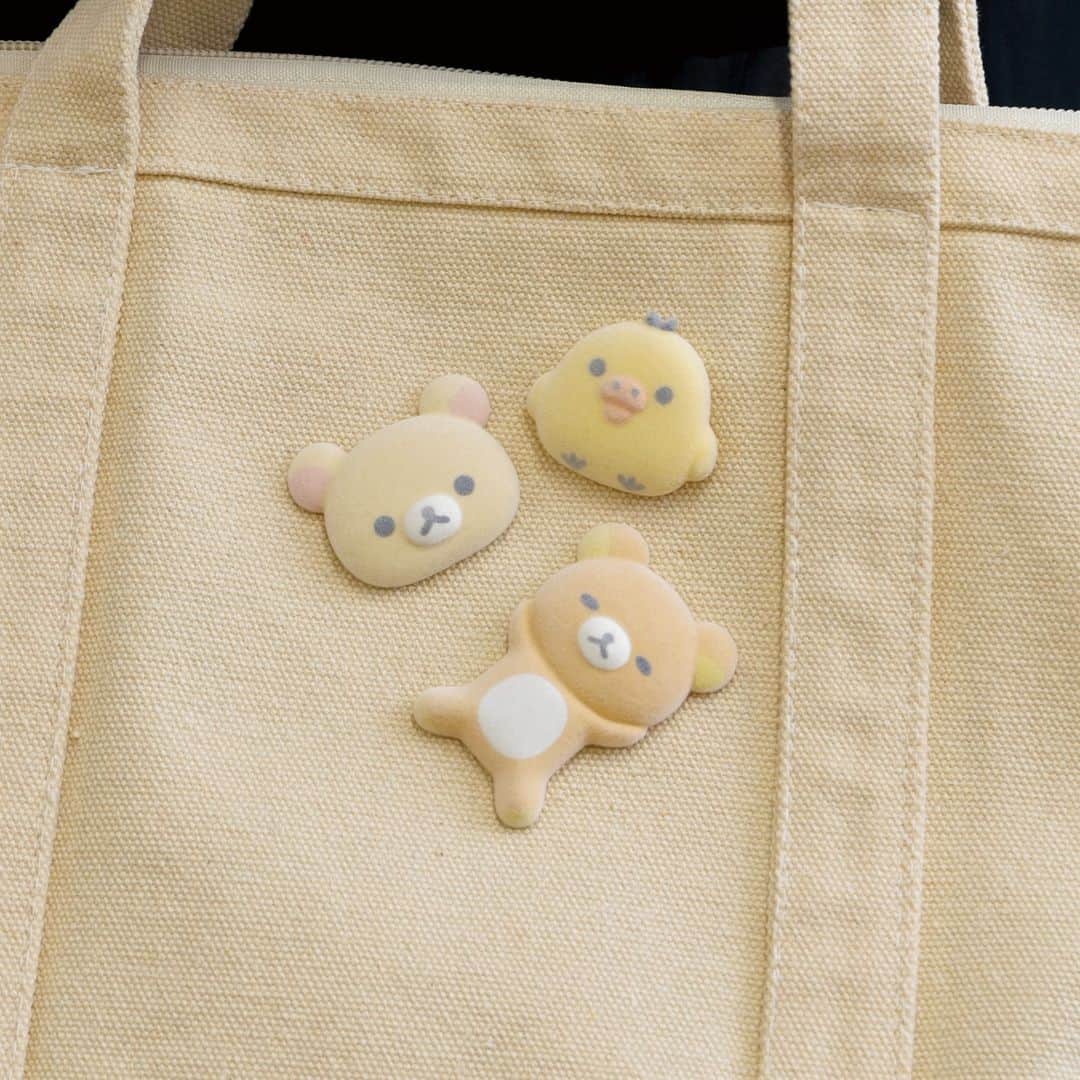 のインスタグラム：「スワイプしてね☛  ☕9月発売✨ 「あなたとまどろむリラックマ」テーマ🌠  ほわほわのフロッキー加工がかわいい リラックマたちのピンバッジコレクションのご紹介。  ピンバッジなので、お好きなところに付けられます。 どれが出るは買ってからのお楽しみ。 開けるまでのドキドキ感も楽しいですよね。  是非チェックしてみてくださいね。  #あなたとまどろむリラックマ #リラックマ20周年 #リラックマ #キイロイトリ #コリラックマ #チャイロイコグマ #🐻 #🧸 #ピンバッジ #ピンズ #コレクション #かわいい #かわいいものが好き #拉拉熊 #rilakkuma #korilakkuma #kiiroitori #chairoikoguma」