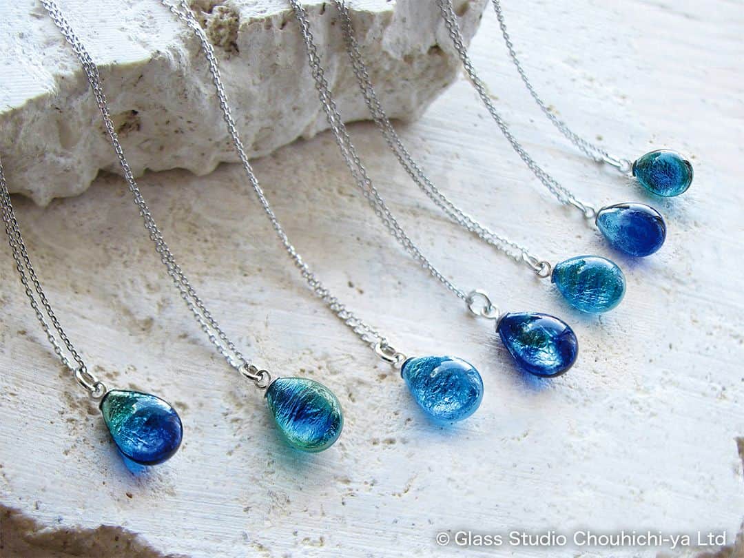 Be.okinawaのインスタグラム：「The Hotaru Glass is a beautiful glass ball that you can get as a souvenir in Okinawa!    Made using a special lampwork technique that combines silver leaves and glass, there are a variety of colors available that represent the different parts of Okinawa by the color of their seas. One example is the Motobu Blue Hotaru Glass, that reflects the color of the sea of Motobu🌊.    How about bringing back a part of Okinawa back with you as a souvenir with the Hotaru Glass?   #japan #okinawa #visitokinawa #okinawajapan #discoverjapan #japantravel #okinawacraft #okinawasouvenir #okinawaocean  #okinawasea」