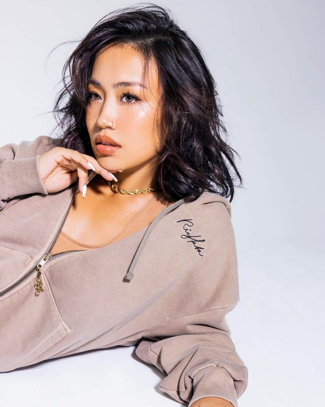 RIEHATAのインスタグラム：「RIEHATA × atmos pink 🍁  大人気"RIEHATA"シグナチャーロゴシリーズ！  ベージュ、カーキ、ブルーの三色展開。 ウォッシュ加工された生地と着心地がたまらない。 🧢のロゴでおなじみの"R"のオリジナルチャームは vintage感をこだわり、 着る日やお好みに合わせて取り外しも可能♡💯 踊る時はもちろん、移動やオフの私服でも "スウェットセットアップ"を長年着こなしてきた リエハタならではの、こだわり抜いた商品。 楽できもちよく、お洒落に！ どなたでも素敵に気持ちよく着て頂けることでしょう。✨🍂  hair&make up: @miyamoto_yuri_  photo: @akikoisobe   🤎M着用(全てユニセックスです) #riehata_atmospink  #発売開始 🛍 @atmos.pink_official」
