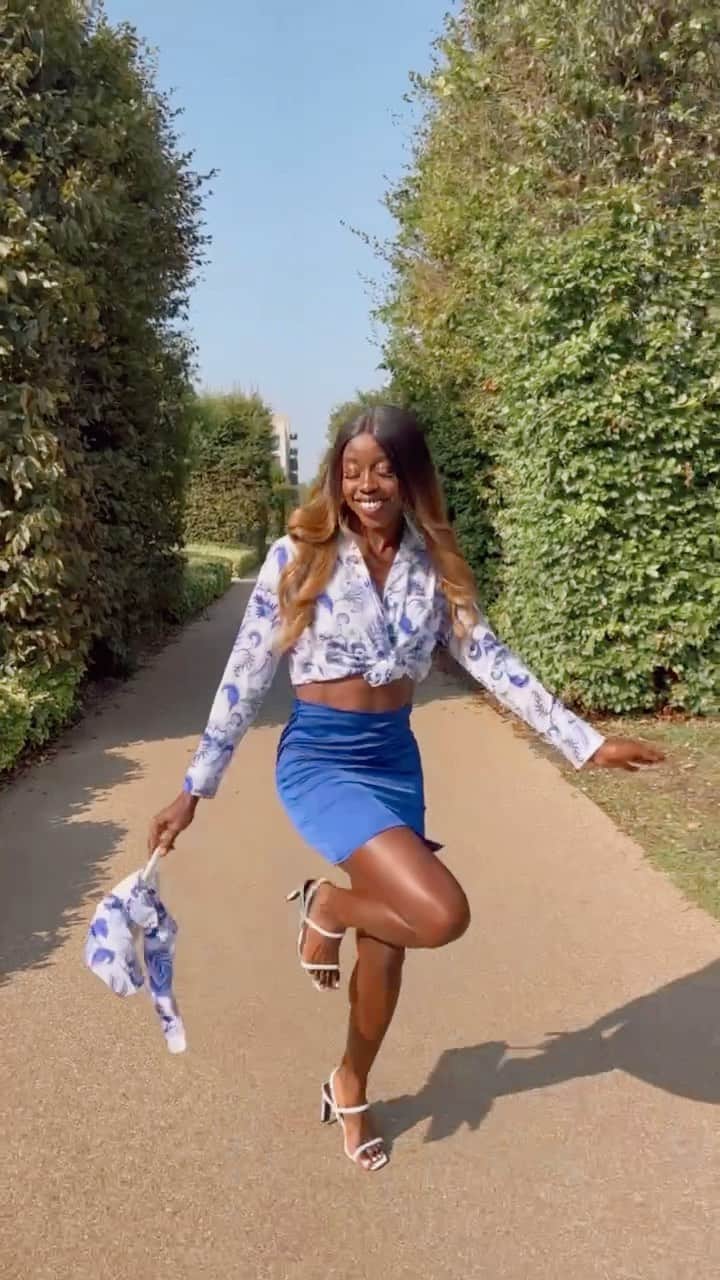デズリー・ヘンリーのインスタグラム：「Just A Main Character Moment 😁🎬🎥  #Potd #ootd #Bhfyp #London #Outfit #London #Fashion #Melanin #Dsw」