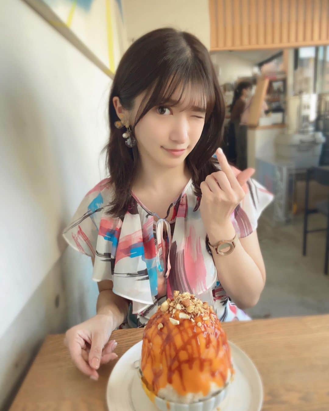 渚志帆のインスタグラム：「北千住『TSUJI』さん🍧  ＊スイートポテト ＊無花果 ＊南瓜チャイ  TSUJIさんの秋な氷ちゃん🍧 もう早かれかき氷は秋を迎え始めました🍂 今回は秋メニュー堪能してきたよ😋 スイートポテト🍠 ほうじ茶ミルクベースにぽってりスイートポテトクリーム。 このスイートポテトクリームの濃厚さとさつまいもの甘さは堪らん美味しい！ ほうじ茶ミルクベースが和なしっとりした味わいでスイートポテトの味をより引き立て無限に美味しい...！！！ 途中でブリュレ参上。このブリュレが甘すぎず違和感なくスイートポテトとマッチしていて高級感を感じる💎 更に食べ進めていくと、まさにさつまいも餡という名の大量のスイートポテト！！！ カスタードクリームやカットされたべにはるか焼き芋も入ってねっとりもったり🍠✨ ただ甘いだけではなく、ジンジャーシロップでたまに刺激ある味わい深いに。 たっぷりとさつまいもを堪能しまくった大満足一杯でした😋 お芋好きさんは今すぐレッツゴー！💨 今年はめっちゃ無花果氷ちゃん食べることができてます無花果🍧 烏龍ミルクをベースに無花果ソースがたっぷり。 その上から更にゴルゴンゾーラチーズソースにパルミジャーノがふんだんにかかっています、、！ 無花果とゴルゴンは意外な組み合わせ😳！ トップの大きいアーモンドロッシェがサクサク甘くて無花果のさっぱり具合とすごく合っていて一緒に食べていて美味しかった😋 無花果の優しい味わい、ゴルゴンゾーラのクリーミーさがマイルドになる！ 中のナッツキャラメリゼでガラッと味変して一気に王道甘くなります！ 驚いたのがおっきい無花果のワインコンポートが入っていたこと！！！これが大きすぎて大きすぎて、、！ お口の中で無花果でいっぱいになってまじで幸せ天国でした👼 無花果とゴルゴンゾーラって合うのね...！ また新しい発見💡楽しい美味しい最高でした🌟 最後に南瓜チャイ🎃 これも南瓜とチャイの組み合わせがすごく気になって😳 南瓜ソースとチャイミルクベースにカラメルソースがかかっているという何ともシンプルな構成。 南瓜ソースがめちゃくちゃに濃厚、、！ そこにチャイミルクベースがミルクティーっぽいシナモンっぽいすごくスパイシーな感じに！ まだちょっと早いけど、味わい的にハロウィン氷って感じ！👻 カラメルソースで甘さも出ていてバランスが良い！ 中からはチーズクリームに餡！ やっぱりチーズクリームは何にでも合うね😋 南瓜と餡の和の組み合わせは王道で流石といった味わいです✨ やはりチャイの味がかなり刺激的で甘みもあるけどピリッという感覚がくすぐったい不思議な美味しい氷ちゃんでした🍧 TSUJIさんの意外な組み合わせが面白かった！ 美味しくご馳走様でした🙏✨」