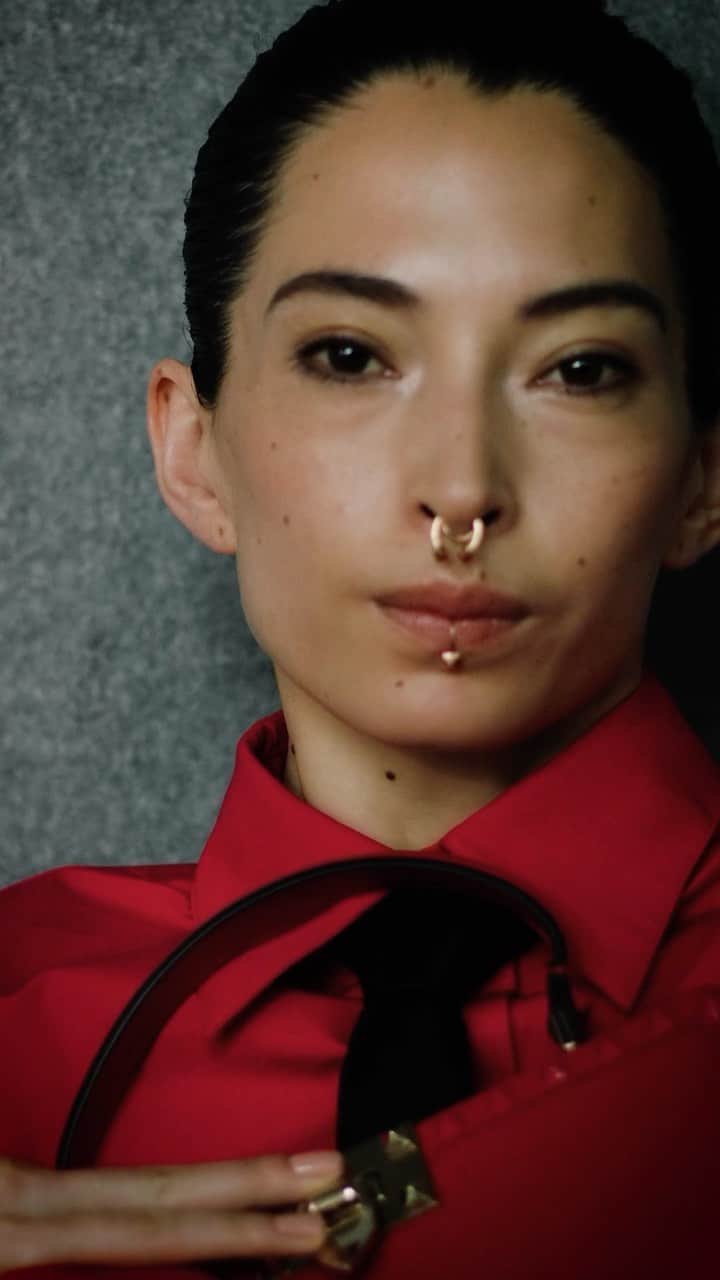 のインスタグラム：「世界を舞台に活躍するバレエダンサー、オニール八菜がヴァレンティノの2023-24年秋冬コレクション「ブラックタイ」を力強く、しなやかに着こなす。  『ハーパーズ バザー』公式サイトでは、ファッションストーリーと動画本編を公開👀✨  Photographer & Movie Direction: YUSUKE MIYAZAKI at SEPT  Movie Director: TAKAYUKI HAGA Music: MARK HEANEY Styling: YOKO KAGEYAMA at EIGHT PEACE Hair: SHOTARO at SENSE OF HUMOUR Makeup: SADA ITO at SENSE OF HUMOUR Realization: KAORI WATANABE at FW  #オニール八菜 #ヴァレンティノ #ハーパーズバザー #HannahOneill #Valentino #ValentinoGaravani #ValentinoBlackTie #HarpersBAZAAR #PR」