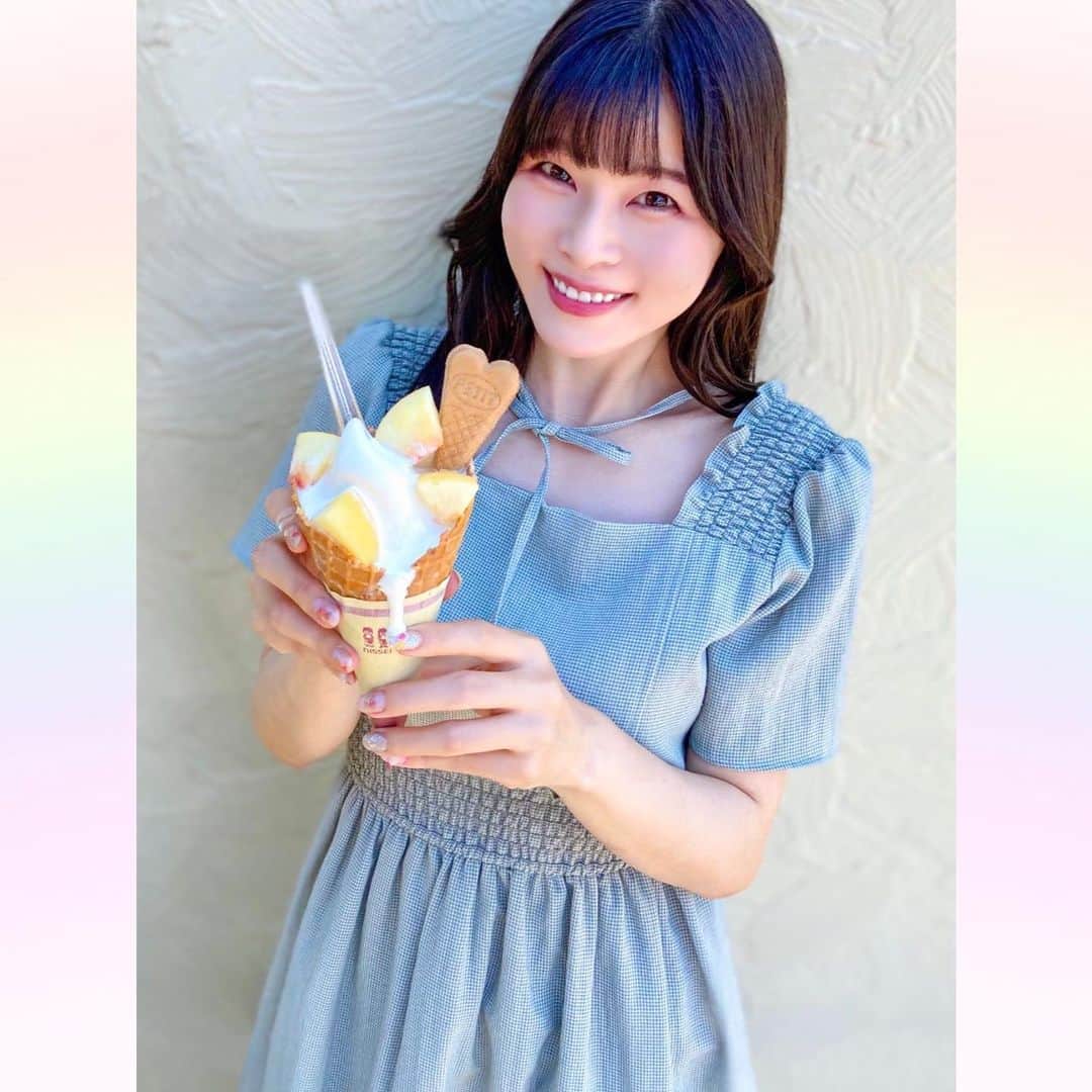 長柄ひろみのインスタグラム：「#icecream 🍦  まだまだソフトクリームが溶ける季節🤭  もうすぐ桃の季節が終わるので、大好きな桃ソフトクリーム食べ納め〜😋🍑✨  少し涼しくなったかなって思ったけど、よく考えたら30℃ってまだまだ暑いよね！ 35℃近かった日が多すぎて、30℃ぐらいでも少し涼しく感じてしまったこの感覚が怖い🌞！！  そりゃ買った瞬間に溶け始めるわけだ( ◜࿀◝ )🍦  阪神優勝の喜びのソフトクリーム😆🙌🏻🍦🍑🐯⚾️  ｡・ﾟ・。୨୧｡・ﾟ・。୨୧｡・ﾟ・。୨୧｡・ﾟ・｡୨୧。・ﾟ・。  #ソフトクリーム」
