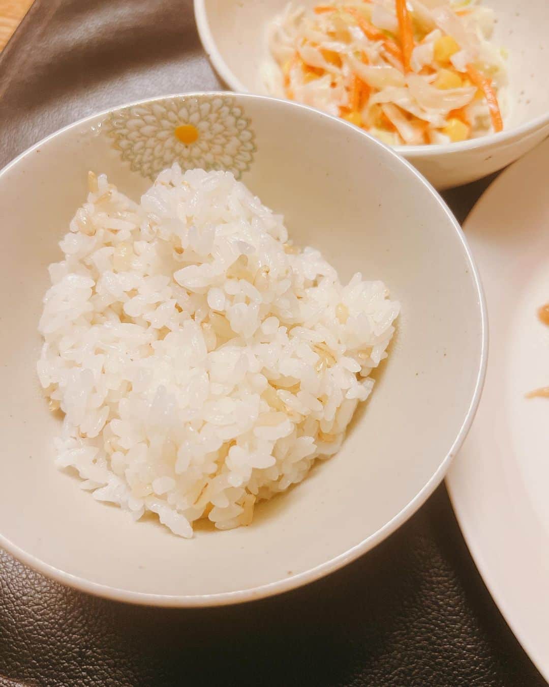 川谷修士さんのインスタグラム写真 - (川谷修士Instagram)「★★★パパ作る晩ご飯 mainは 鶏のマヨ照り焼き sideは 香ばしコールスローサラダ ご飯は こめからだ 「もちぷち黄金ごはん」　 白米に雑穀が配合された お米なんですが、 「ご飯は白米しか食べん！」と いうおっさん達、食べてみて 「あ、美味しい…」と なりますから。」9月15日 20時03分 - 2chokenju_shuji