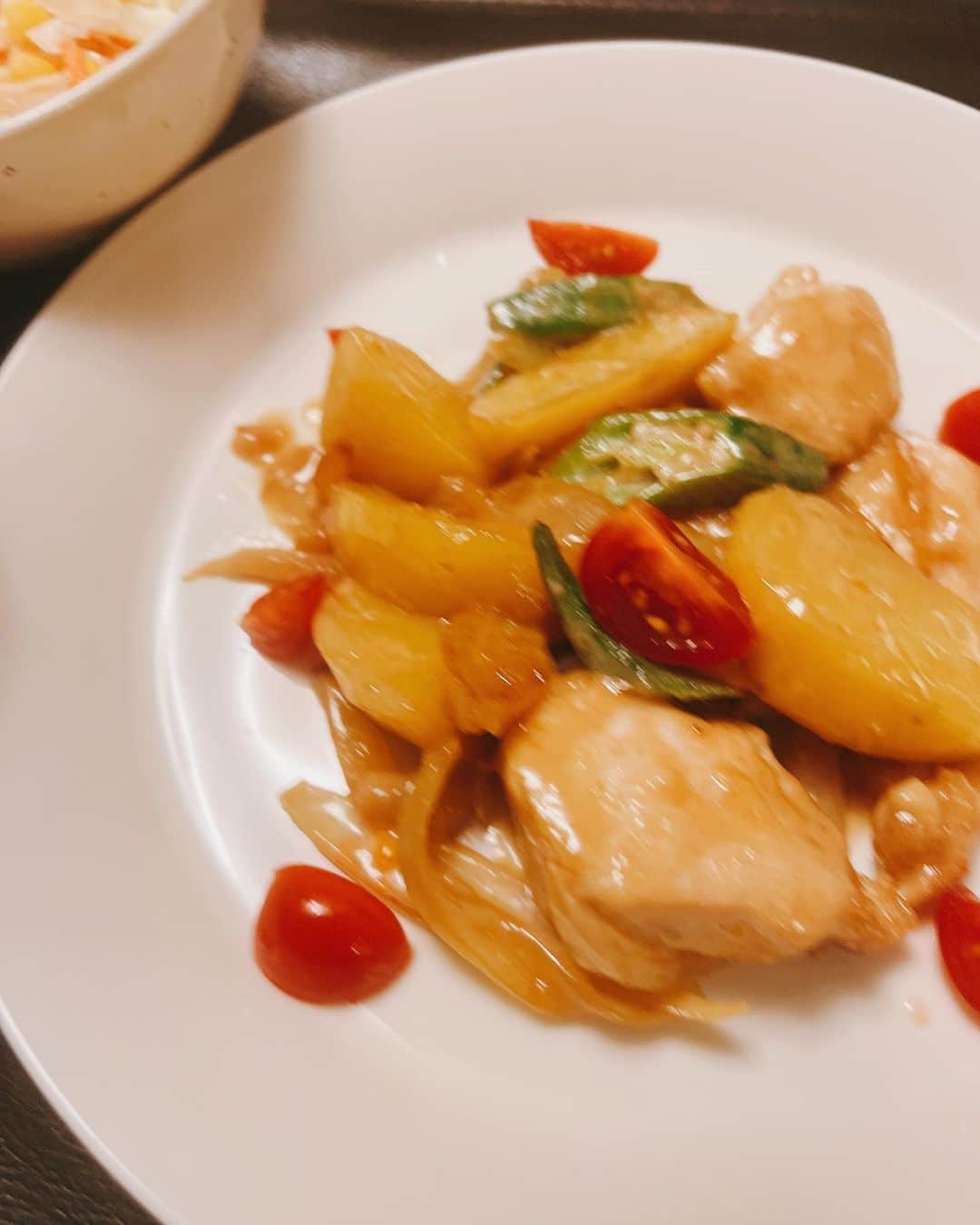 川谷修士のインスタグラム：「★★★パパ作る晩ご飯 mainは 鶏のマヨ照り焼き sideは 香ばしコールスローサラダ ご飯は こめからだ 「もちぷち黄金ごはん」　 白米に雑穀が配合された お米なんですが、 「ご飯は白米しか食べん！」と いうおっさん達、食べてみて 「あ、美味しい…」と なりますから。」
