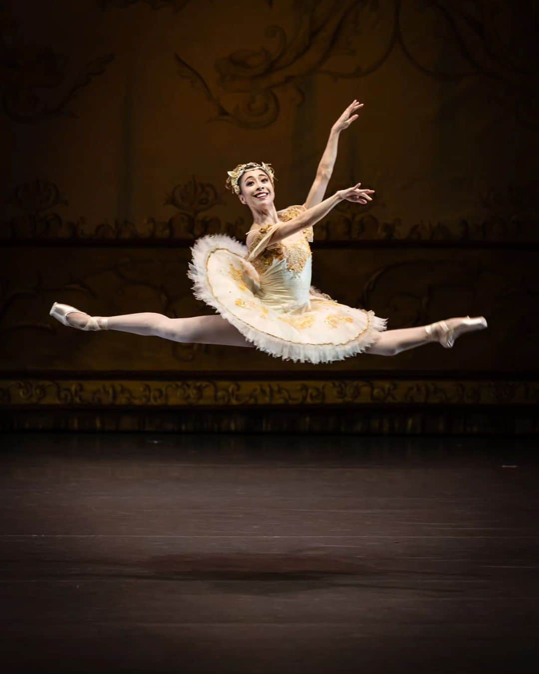 峯岸伽奈さんのインスタグラム写真 - (峯岸伽奈Instagram)「.  .  .  Flying Friday🕊💛  It's already been 2 weeks since this🌼  📸@msbern 🙏💗  #dewdrop #nutcracker #singaporeballet #balletunderthestars #dancerlife #バレリーナ #くるみ割り人形 #花のワルツ」9月15日 20時14分 - minegishikana_