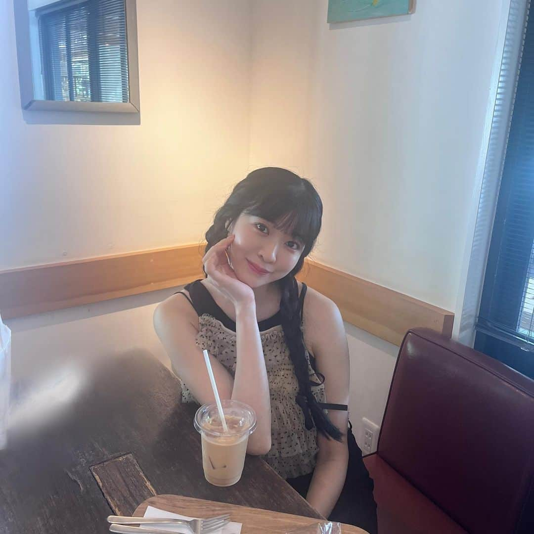 吉田菫さんのインスタグラム写真 - (吉田菫Instagram)「☕️🐪🤎  地元に帰ったら大好きな　@shozo_shirakawa  へ( ◠‿◠ )☕︎♡ 　 ここのキャラメルミルクが 本当に何よりも好き！ 何度もおすすめしてる🫶🏻✨  たまたま風とロック芋煮会帰りのファンの方にも会えて嬉しかった(ᐡ o̴̶̷̤ ﻌ o̴̶̷̤ ᐡ)  昨日から遅めの夏休みをしばらくいただいています♡ ひっさびさに大旅行だ〜✈︎  旅先でもリフレッシュしながらお仕事🎧✒️  .」9月15日 20時14分 - sumiredooon1228