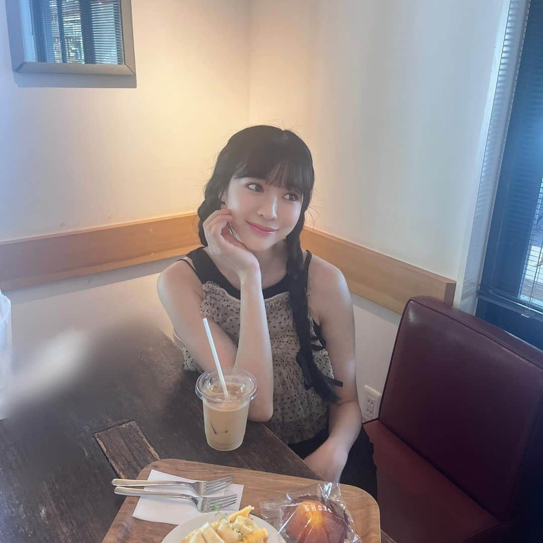 吉田菫さんのインスタグラム写真 - (吉田菫Instagram)「☕️🐪🤎  地元に帰ったら大好きな　@shozo_shirakawa  へ( ◠‿◠ )☕︎♡ 　 ここのキャラメルミルクが 本当に何よりも好き！ 何度もおすすめしてる🫶🏻✨  たまたま風とロック芋煮会帰りのファンの方にも会えて嬉しかった(ᐡ o̴̶̷̤ ﻌ o̴̶̷̤ ᐡ)  昨日から遅めの夏休みをしばらくいただいています♡ ひっさびさに大旅行だ〜✈︎  旅先でもリフレッシュしながらお仕事🎧✒️  .」9月15日 20時14分 - sumiredooon1228