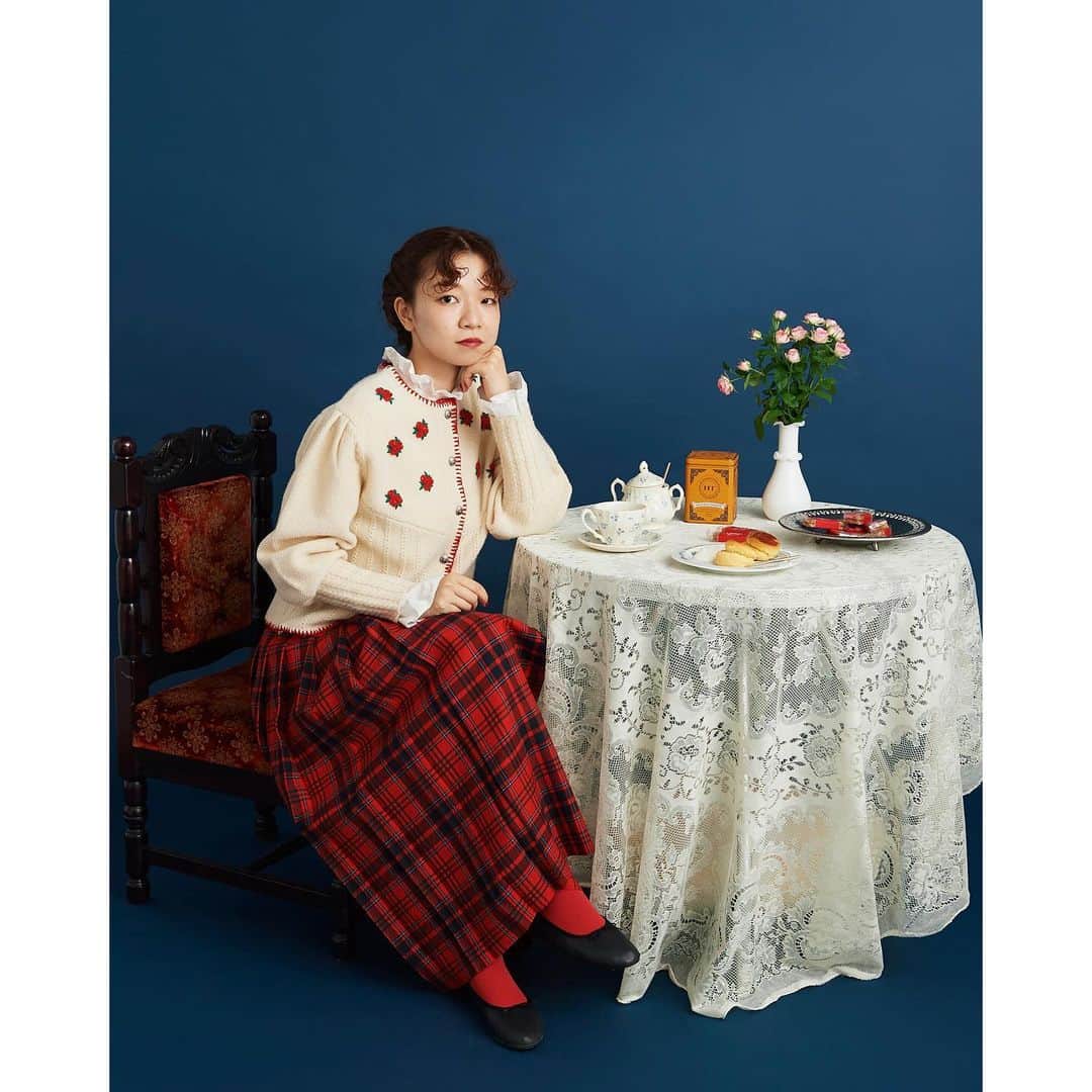 のインスタグラム：「.  〜〜〜〜〜〜〜〜〜〜〜〜   CHILDWOMAN  2023 autumn winter collection ハロー,ROYALなわたし  ひと息つけるような家族の小話とともに 秋冬のお洋服をご紹介。  @ambidex_storeにて 特集ページを公開してます！  〜〜〜〜〜〜〜〜〜〜〜〜 . . . #dotandstripes #childwoman #myfav #ambidex#2023awcollection」