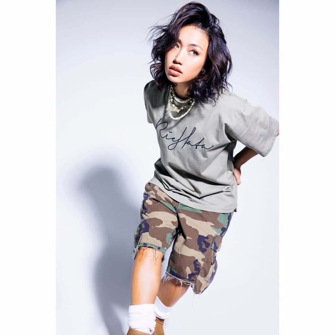 RIEHATAのインスタグラム：「RIEHATA × atmos pink 🍁  大人気"RIEHATA"シグナチャーロゴシリーズのTシャツ出ました！👕  ホワイト、ブラック、カーキ、の三色展開。 RIEHATAロゴ部分は、 刺繍になっており永くお洒落に着て頂けます✨  1年中、Tシャツを着る機会がある ダンサーにとっては必須アイテム。 そして初めてRIEHATAグッズを買う方にも 手が伸ばしやすいアイテム♡ インナーにも、気軽に着て頂けます✨🍂  白黒使いやすいのはもちろん、 リエハタのおすすめは カーキTとスウェットを合わせることだそうです。☺️💯  hair&make up: @miyamoto_yuri_  photo: @akikoisobe  styling: me   💚M着用 (全てユニセックスです) #riehata_atmospink  #発売開始 🛍 @atmos.pink_official」
