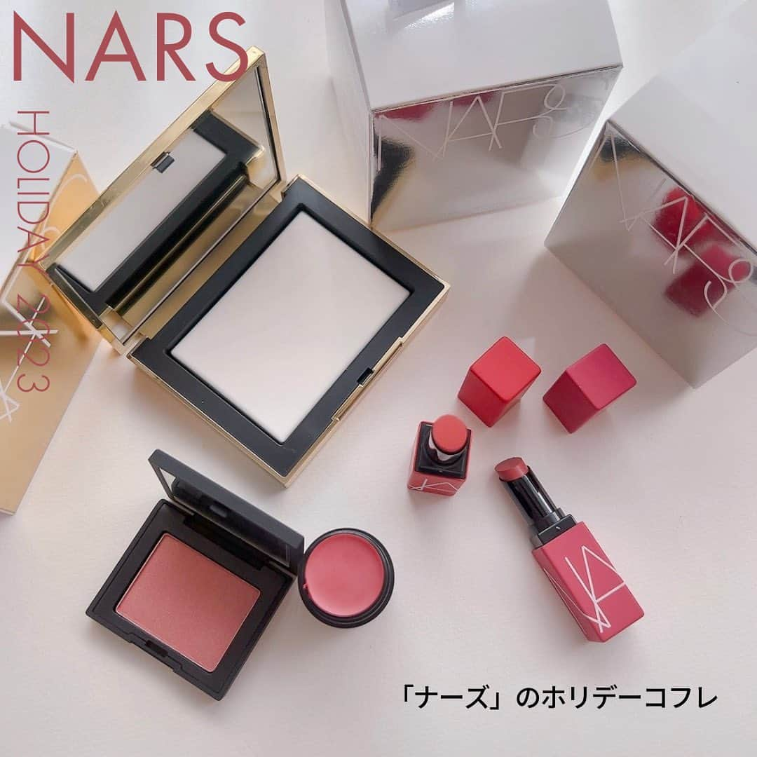 ELLE JAPANのインスタグラム：「【クリスマスコフレ2023】「ナーズ」のホリデーコレクションをチラ見せ！ レフ粉好き、“ドルチェ ヴィータ”好き、などスター製品、スターカラーがアクセシブルに手に入ります😍！  ■P2-3 NARS アフターパーティ ライトリフレクティングセッティングパウダー プレスト ￥5,830　（10月27日（金）全国数量限定発売）  みんな大好き名品パウダーが、ホリデー限定のゴールドパッケージにドレスアップ。まだこのパウダーを使ったことがない人も、ぜひこの機会にトライを。このゴールド、気分めっちゃ上がります✨。  ■P4-5 NARS ミニドルチェヴィータ ブラッシュデュオ ￥4,070<ブラッシュ 4031N（ミニサイズ）、ザ マルティプル（ミニサイズ）>（11月17日（金）全国数量限定発売　※セミセルフ店舗の一部店舗を除く／11月8日（水）NARS Cosmetics オフィシャルサイト先行・数量限定発売）  ちょっとセンシュアルなダスティローズの“ドルチェ ヴィータ”のミニサイズチークがコンビで👏。パウダータイプの「ブラッシュ」と、マルチに使えるスティックタイプ「ザ マルティプル」、両方使ってワントーンメイクを楽しむのも手。  ■P6-7 NARS アップオールナイト ミニパワーマット リップデュオ ￥4,840　<パワーマット リップスティック 112（ミニサイズ）、同133（ミニサイズ）>（11月17日（金）全国数量限定発売　※セミセルフ店舗の一部店舗を除く）  鮮やかな色づきと落ちにくさで人気の「パワーマット リップスティック」から、ローズ系とレッド系の洗練カラー2色がセットに💋。 ミニバッグにもポケットにも入れて持ち歩けるミニミニサイズが嬉しい。ホリデーらしいオーナメントのような特製ボックスにイン。  #クリスマスコフレ #クリスマスコフレ2023 #クリスマスコフレ速報 #ホリデーコレクション #ホリデーコフレ #限定コスメ #限定発売 #コスメ紹介 #ナーズ #narscosmetics #ellejapan #ellebeauty #コスメ部 #コスメ垢 #コスメオタク #コスメマニア #リフレクティングセッティングパウダー」