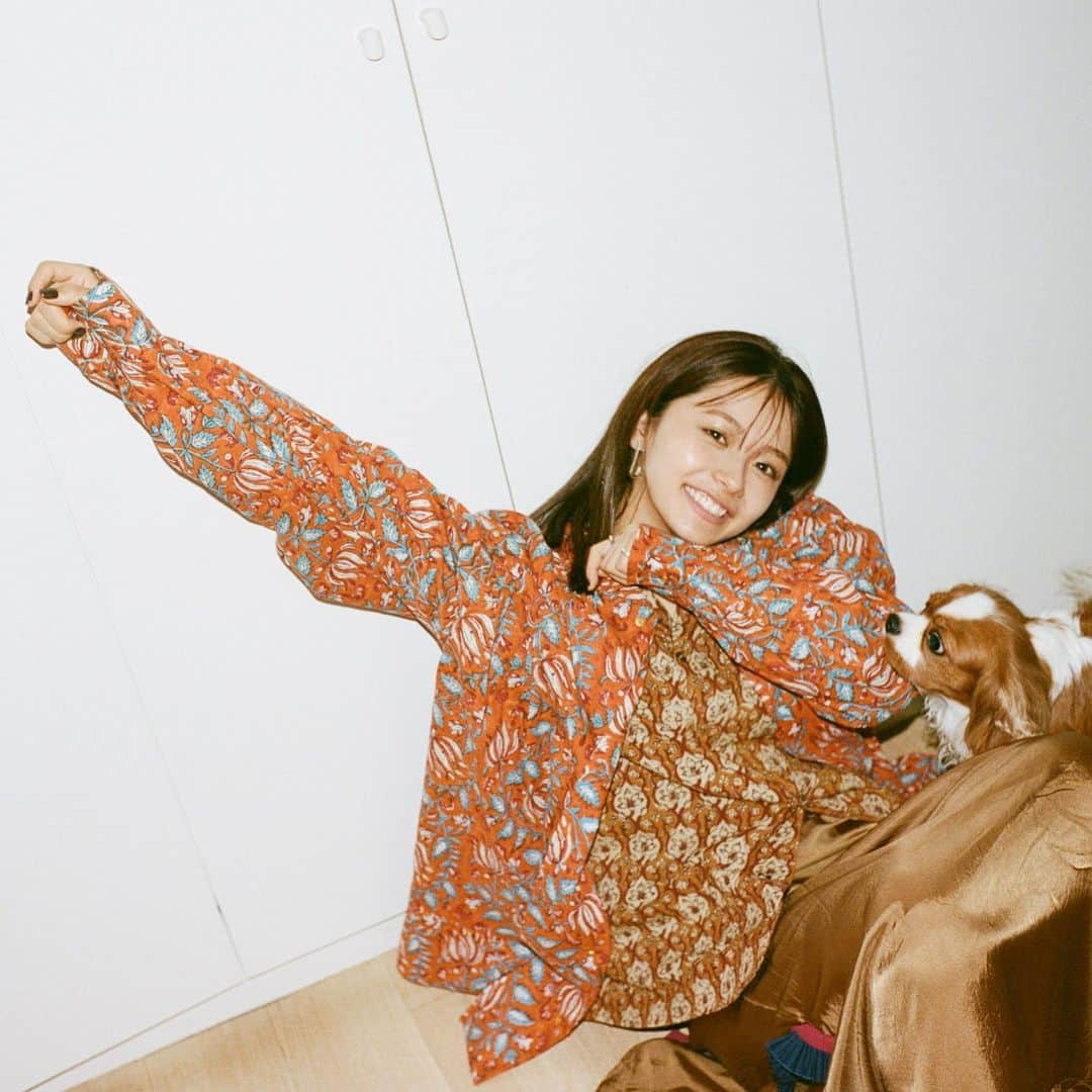 足立佳奈のインスタグラム：「撮影の時ずっと側にいてくれたの🐶🫶🏼」