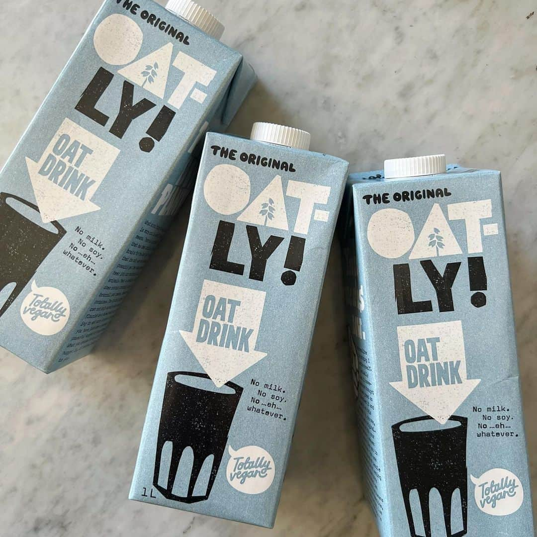 Rachien Smoothieさんのインスタグラム写真 - (Rachien SmoothieInstagram)「. . NEW🌿OATLY オーツミルク  ストーリーズでもご紹介したOATLY(オートリー)のオーツミルクの取り扱いを始めました。  世界で初めてオーツミルクを開発した研究者が設立した、スウェーデン発オーツミルクブランドOATLY。  すでに25年以上の歴史がある定番ブランドで、世界20カ国以上の人々に愛飲されているオーツミルク界の“スーパースター”。  原材料は北欧産のオーツ麦と菜種油、食塩だけ。  とてもシンプル。  自然な麦の甘味とコクのあるオーツ麦の美味しさをダイレクトに味わえます。  サラッと飲みやすく、クセもなく飲みやすいですよ☺️」9月15日 20時14分 - rachiensmoothie