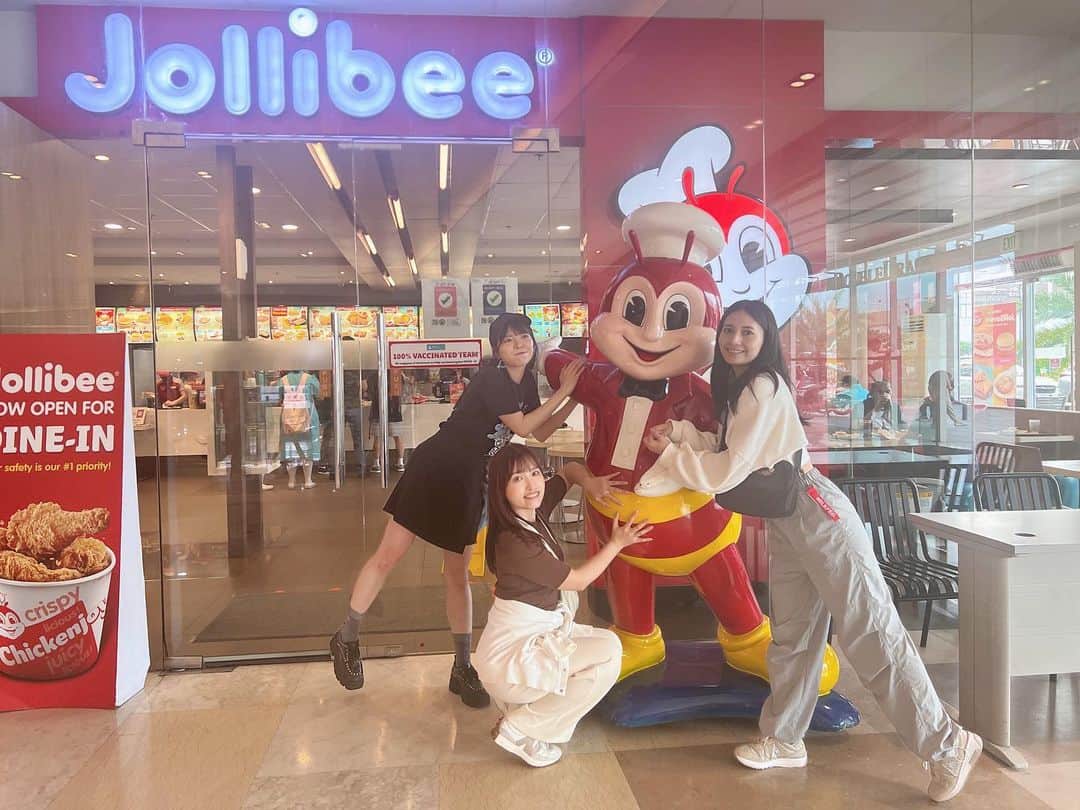 松崎博香のインスタグラム：「スタマリちゃんフィリピン到着🇵🇭 　 明日はライブするよー！！！ 楽しみ🥰♡  応援しててね🫶🏻  もにゃとまやちゃんとジョリビーしたよ✌🏻 　 #starmariephilippines #STARMARIE #スタマリ #instagood #instagram #instalike #instadaily #selfie #me #like #셀카 #셀피 #맞팔 #좋아요 #좋아 #맞좋 #오오티디 #fyp #selca #เซลฟี่ #카페 #拍照 #人像摄影 #攝影日常 #jollibee」