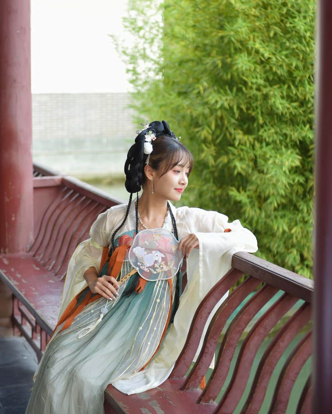 海老沢恵莉香さんのインスタグラム写真 - (海老沢恵莉香Instagram)「Coba pakai pakaian tradisional China!  中国の伝統衣装着てみました🇨🇳  Call me "jie jie"😛   Kalian suka slide berapa?  #漢服 #china #中国」9月15日 20時23分 - erika_ebisawa