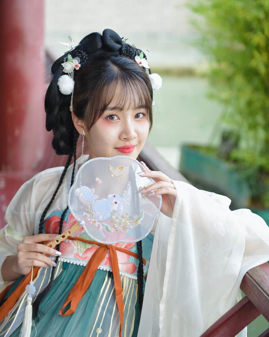のインスタグラム：「Coba pakai pakaian tradisional China!  中国の伝統衣装着てみました🇨🇳  Call me "jie jie"😛   Kalian suka slide berapa?  #漢服 #china #中国」