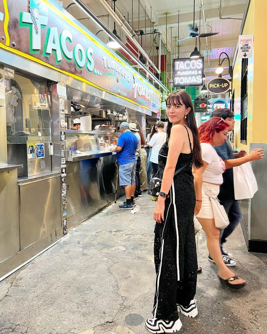 三谷紬さんのインスタグラム写真 - (三谷紬Instagram)「🌮👓 ダウンタウンの倉庫には 食べ物屋さんがひしめき合っていました。 LAはメキシコが近いこともありメキシカンがたくさん🌮 より本格的な味で美味しかったです🫶 この旅ではとにかくメキシカンたくさん食べたなぁ笑 お昼すぎには古着屋さん巡りも。（３枚目以降） とにかくおしゃれなお店やウォールアートが並んだRAW DTLA♡ どこを切り取ってもおしゃれでした🥺 Vintageの古着値段にびっっくり笑 ハイブランドは何年経っても価値があるんですね。 素敵だった店内の写真などはまたいつか載せます👗 * #la#losangeles#ロサンゼルス#tacos#タコス#🌮#メキシカン#méxico#mexicanfood#grandcentralmarket#rowdtla#おしゃれ#おしゃれなお店#たくさん#テレビ朝日#アナウンサー#三谷紬」9月15日 20時17分 - mitani_tsumugi