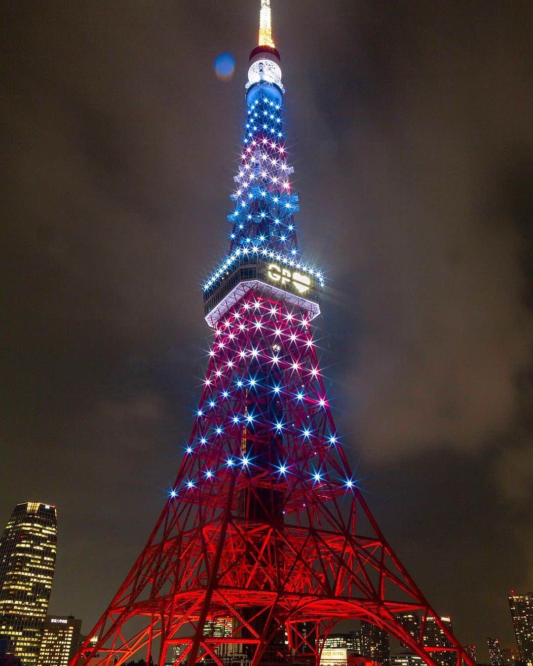 東京タワーさんのインスタグラム写真 - (東京タワーInstagram)「. 本日、9月15日（金）は、 人気アパレルブランド「ジェラートピケ」が 15周年を迎える日！  15周年、おめでとうございます😄🎉  東京タワー🗼では、 この記念すべきバースデイ当日に スペシャルライトアップを点灯✨  ジェラートピケのブランドカラーである 水色と白が交互に点灯し、  メインデッキ南面には ジェラートピケのGPと、 ハートマークが点灯しています✨  このスペシャルライトアップは 本日限定で24：00まで点灯中！  明日以降の#your_tokyotower が楽しみです😊  --------------------------------  【 お知らせ 】  ■ Your Tokyo Tower 🗼  # your_tokyotowerで あなたの東京タワーをリポスト！  @tokyotower_official の タグ付けをしてくれると見つけやすいよ！  皆様からの投稿 どしどしお待ちしております！  ■ 公式LINE  東京タワー公式LINEでは 東京タワーのイベント情報を お届けしています！  詳細はプロフィールにあるリンクから↓ @tokyotower_official  --------------------------------  #東京タワー #東京タワー🗼  #tokyotower #tokyotower🗼  #ジェラートピケ」9月15日 20時17分 - tokyotower_official