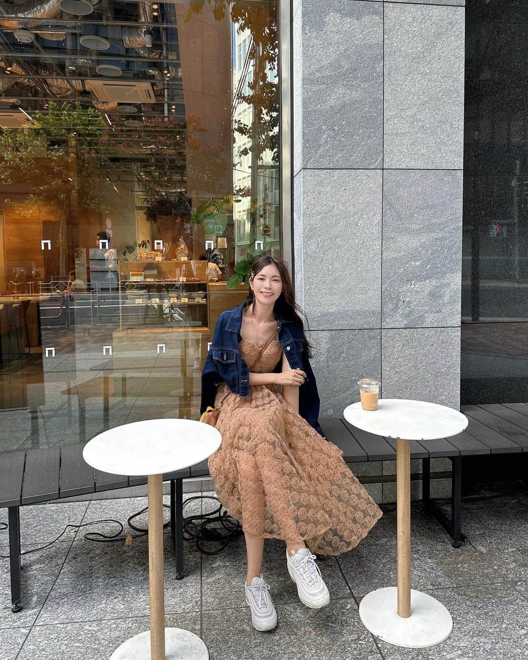 Yuika Matsuのインスタグラム：「code 　 東京でのホテル近くにあった カフェが可愛くて通ってます☕️🩶 　 もう、どこのブランドも秋服がかわいいけど まだまだ暑すぎるからコーデが大変😥 　 ブラウンだとキャミソールワンピでも 秋の雰囲気になるからちょうど良いです♪ 　 もうちょっと肌寒くなってきたら これにタートルネックとか合わせようと思います😊 　 　 ワンピース▷ @spicaglow  　 1000円引きのクーポンコードを 頂いたのでぜひ見てみてくださいね✨ ⁣　→クーポンコード：fsg27 ⁣⁣ 　 セットアップ▷ @spicaglow  スニーカー▷ @nike  　  #spicaglow⁣#spicaglowstyle #今日のコーデ#今日のファッション #OOTD#骨格ウェーブ #骨格ナチュラル」