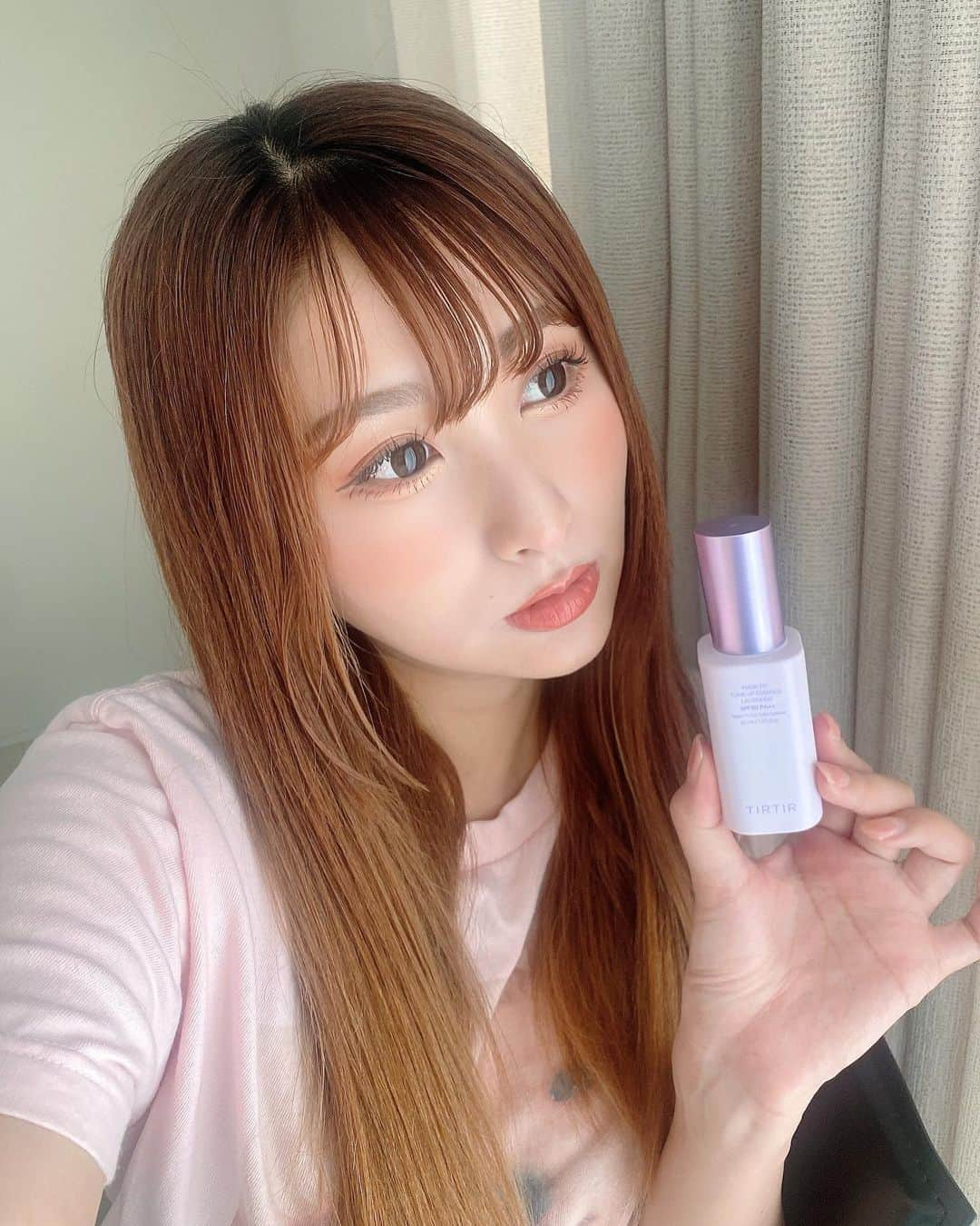 青野美沙稀のインスタグラム：「@tirtir_jp_official 💜  MASK FIT TONEUPESSENCEの 新色をGET〜！  パープルとグリーンがあって わたしはくすみ補正がしたいので パープルを選びました☺️🫶🏻  気になる部分をナチュラルに カバーしてくれる化粧下地です🎵  テクスチャーもかなり柔らかくて 肌なじみもよいので使いやすいです🤍  最近はサクッと出かける時は これだけ塗ればはっちり〜👩‍🦰  #TIRTIR #ティルティル #トーンアップエッセンス #化粧下地 #カラーベース #カラーコレクション #パープルトーンアップ #グリーントエンアップ #トーンアップベース #メイクベース」