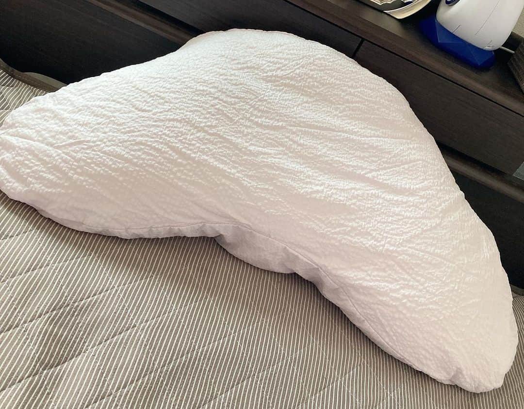 亜実さんのインスタグラム写真 - (亜実Instagram)「😴🌙😴🌙😴🌙  🇯🇵横向き寝に特化した枕をいただきました！数ヶ月前からすでに仰向け寝はできず😂毎晩横向き寝を強いられている今、まさに欲しかった商品😭速乾性のある枕カバーは丸洗いできるから、毎日清潔🫶🫧私は写真1-2枚目みたいに、端の方を抱いて寝るのが好き❤️ママの枕大好きことちゃんに今まで使ってた枕あげたんだけど、この新しい方が素材も寝心地も気持ちいいみたいで夜な夜な奪われるよ😂もちろん普通に仰向けでも使えるし、産後は授乳クッションとしても使えるから、枕難民の方や横向き寝の好きな方はぜひチェックしてみて🌝💕 🇹🇼最近收到了專門研究側睡的枕頭！從幾個月前已經無法仰臥睡覺的我😂每天都被強迫側睡的現在，我最需要的商品呢😭速乾式枕套可以用洗衣機洗，天天能保持乾淨🫶🫧我最喜歡像第1-2張抱著枕頭的角落來睡覺❤️因為琴醬很愛媽媽的枕頭，以前使用的就直接送給她，結果因為這新的枕頭摸起來睡起來都會更舒服、天天被琴醬搶著使用呢😂當然可以躺著使用，產後還能當成哺乳枕，還沒有對自己適合枕頭的，還有喜歡側睡的各位要check一下哦🌝💕  🌙 @cocochi.factory_official  🎀color：lilac  #YOKONEGU #YOKONEGUpremium #睡眠の質 #睡眠グッズ #qol #PR #授乳クッション #妊婦生活 #妊婦記録 #年子育児 #年子ママ #女の子ママ #男の子ママ #臨月 #臨月妊婦」9月15日 20時19分 - amimi_taiwan