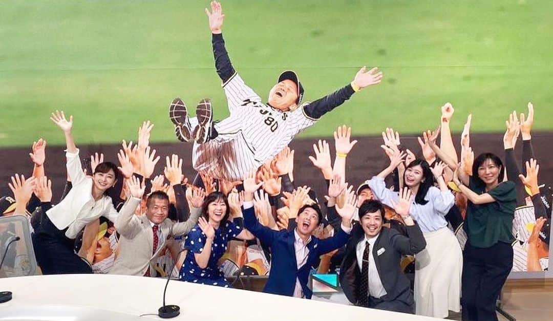 藤原一裕のインスタグラム：「関西の盛り上がり凄かったです！  便乗胴上げさせていただきました。  #かんさい情報ネットten  #阪神タイガース」