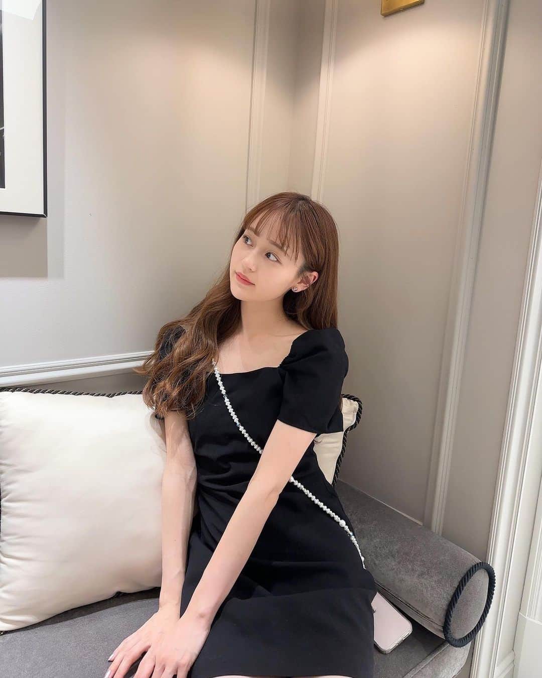 牧野真鈴のインスタグラム：「私服🤍 パールのスマホチェーンがお気に入り🤍  onepiece #zara  phonechain #stringting」