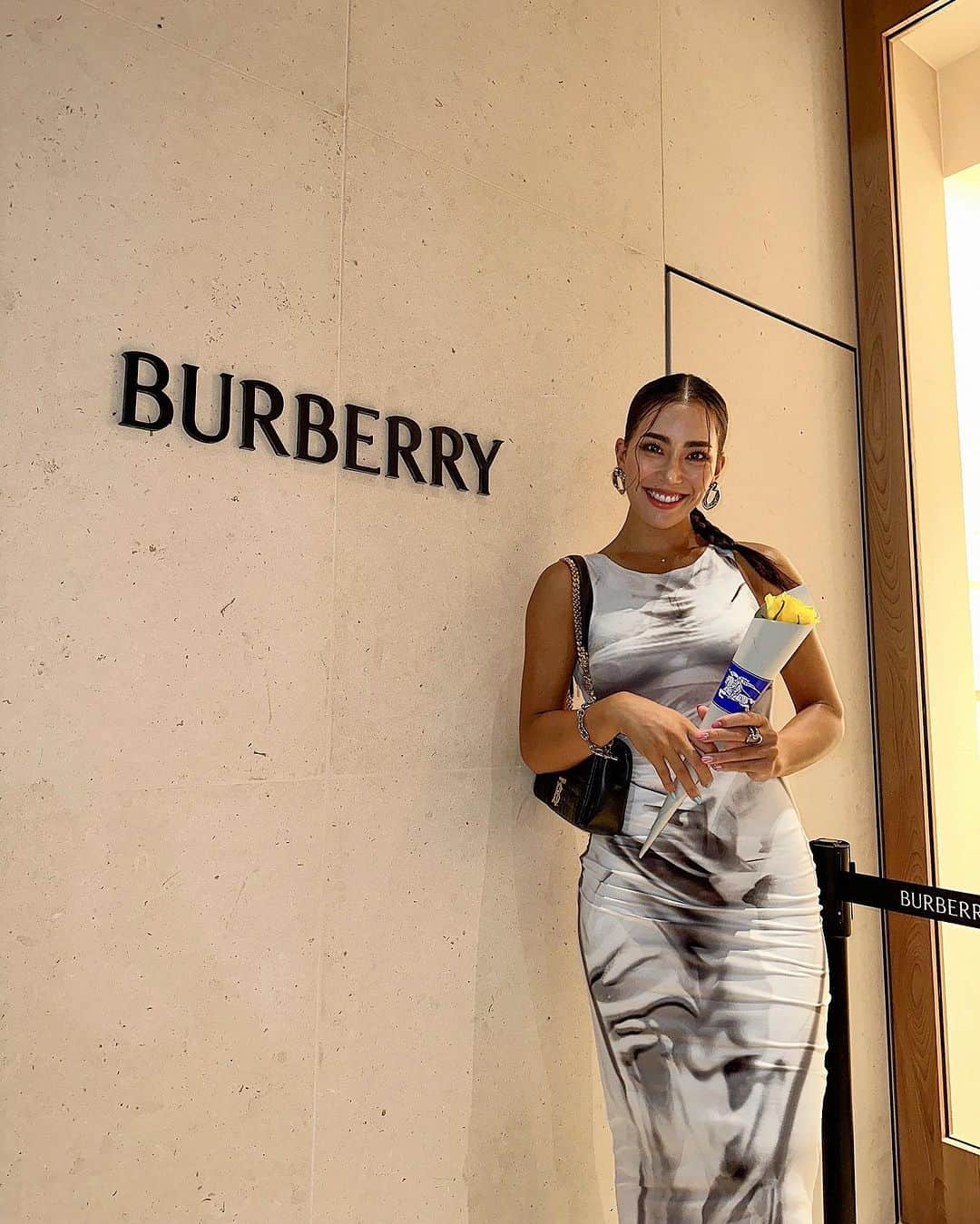 SÜMIREのインスタグラム：「. BURBERRY OMOTESANDO RENEWAL OPEN  RECEPTION PARTY🥂 . ダニエル・リーによる秋冬の新作 私好みなビビットカラーがたくさんあって可愛かった☺️ 次狙うのはミニフランシス🤭💜 . Thank you @burberry 💙 . #Burberry#omotesando#receptionparty#party#ceremony」