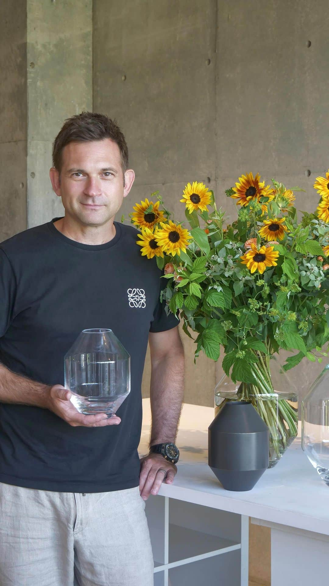 ニコライ・バーグマン・フラワーズ＆デザインのインスタグラム：「🌻 #FridayFlowers with the new Hydro Vase and @scandinavianjp   I created this sunflower arrangement specifically to fit the shape of this vase by Danish brand @fredericiafurniture . Its design is inspired by ancient Greek vessels and comes in a mouth-blown glass and brass version.  The vase is available at @scandinavianjp and all Nicolai Bergmann Flowers & Design stores in Japan.  デンマークブランド @fredericiafurniture のフラワーベース「Hydro Vase」に合わせて特別な向日葵のアレンジメントを作りました。ベースのデザインは古代ギリシャの陶器からインスピレーションを受けていて、吹きガラスと真鍮の2つの素材から選ぶことができます。古典とモダンが融合したデザインが花の美しさを引き立ててくれます。  フラワーベースは @scandinavianjp の他、日本国内のニコライバーグマン店舗でお取り扱いしています。 . . . . . #nicolaibergmann #flowerdesign #flowersathome #ニコライバーグマン #フラワーデザイン #フラワーアレンジメント #花のある暮らし #インテリアフラワー #니콜라이버그만 #꽃디자인 #꽃장식 #인테리어꽃 #floresencasa #blumendekoration #北欧デザイン」